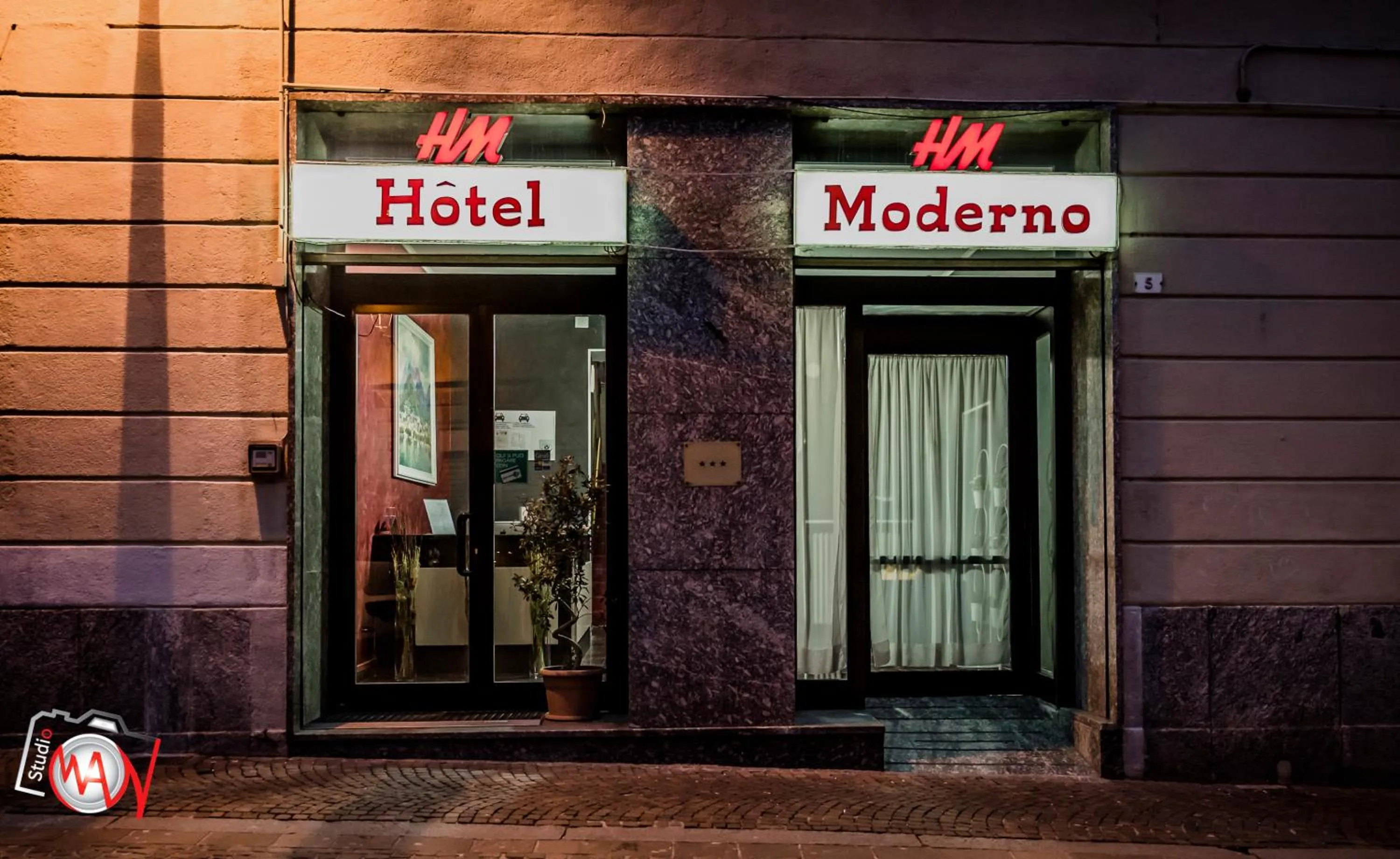 Property logo or sign in Hotel Moderno