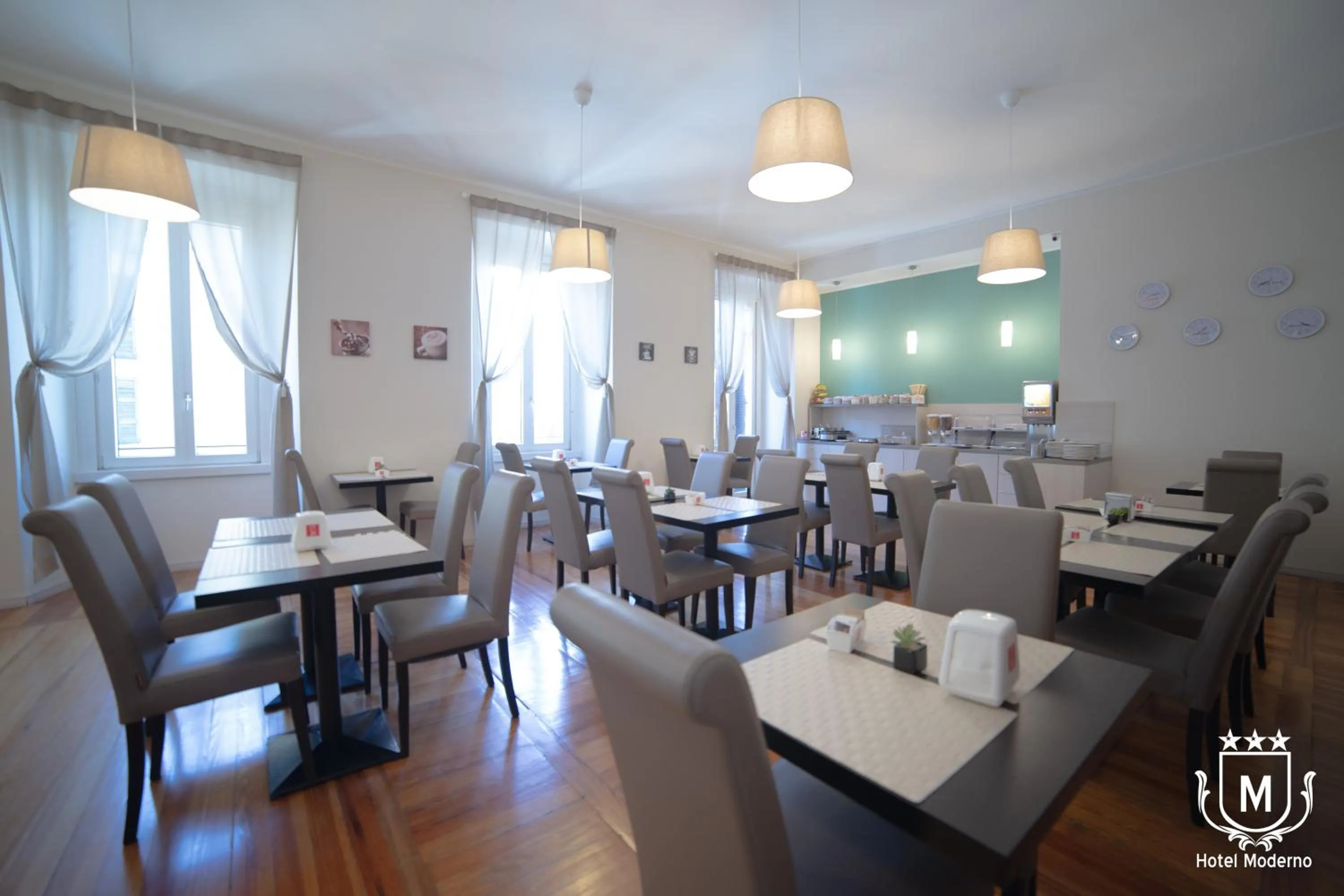 Communal lounge/ TV room in Hotel Moderno