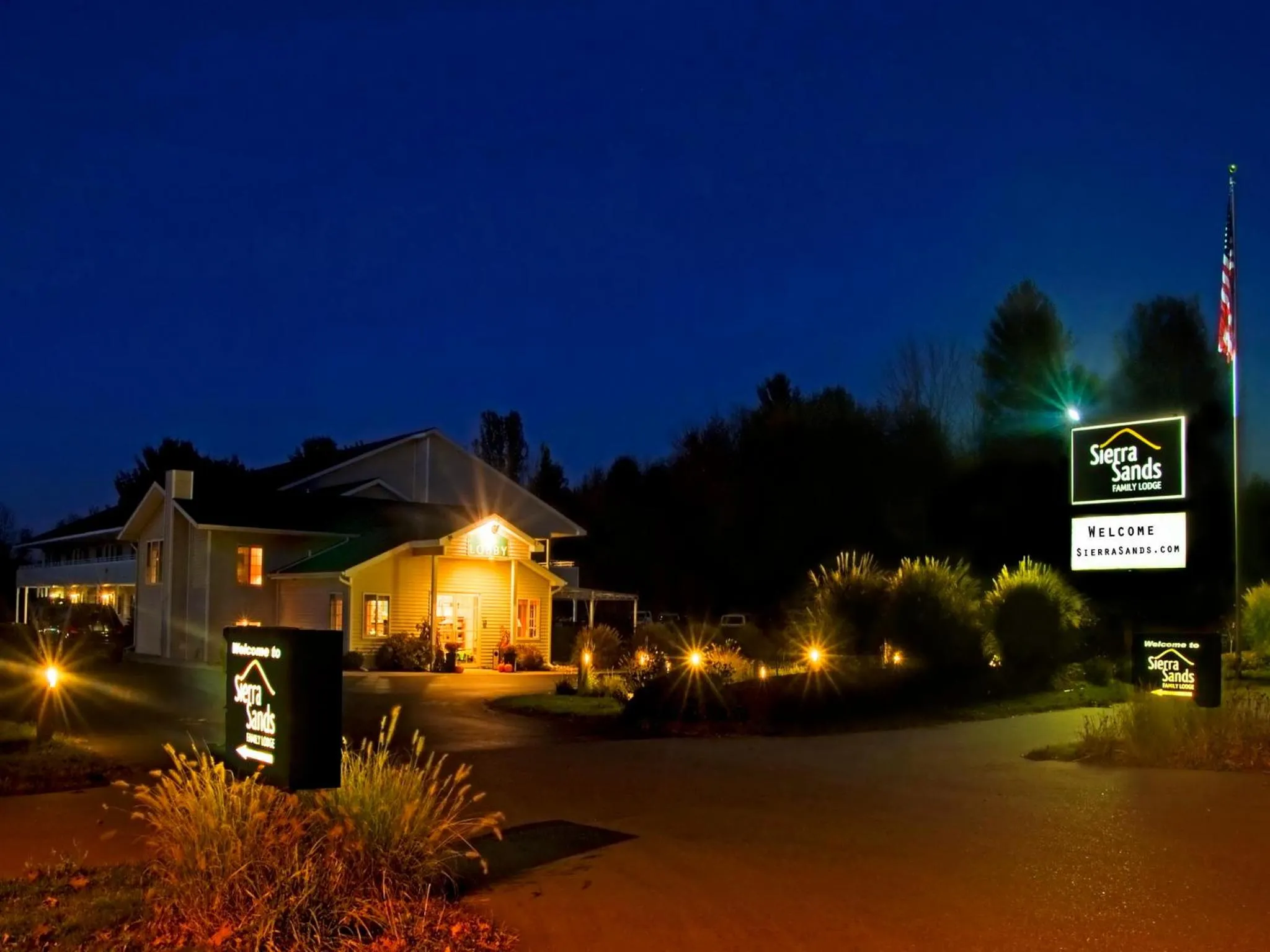 Facade/entrance in Sierra Sands Family Lodge