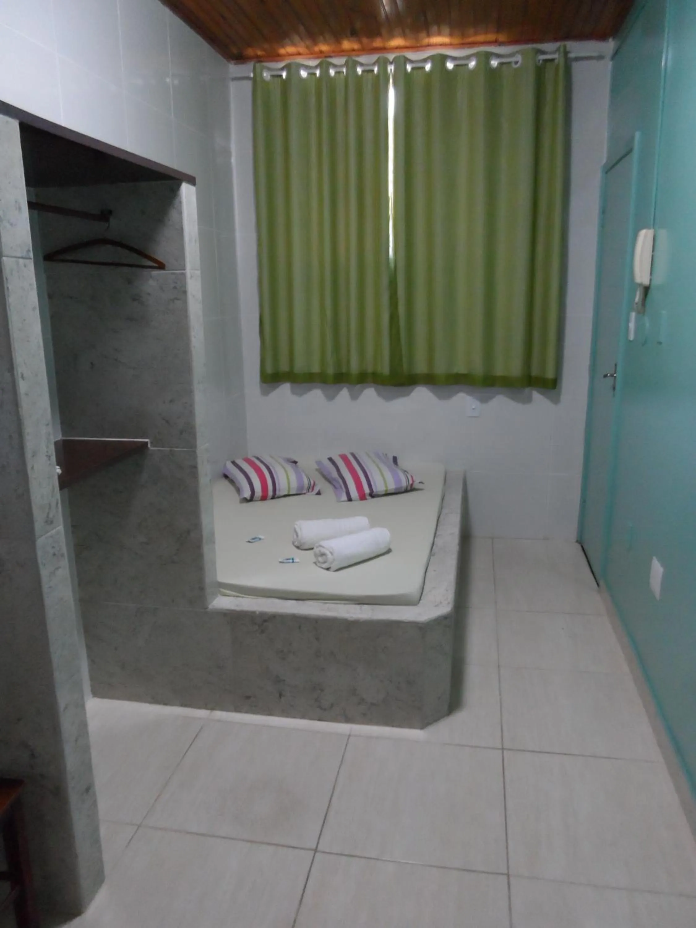 Shower, Bed in Hotel Avenida