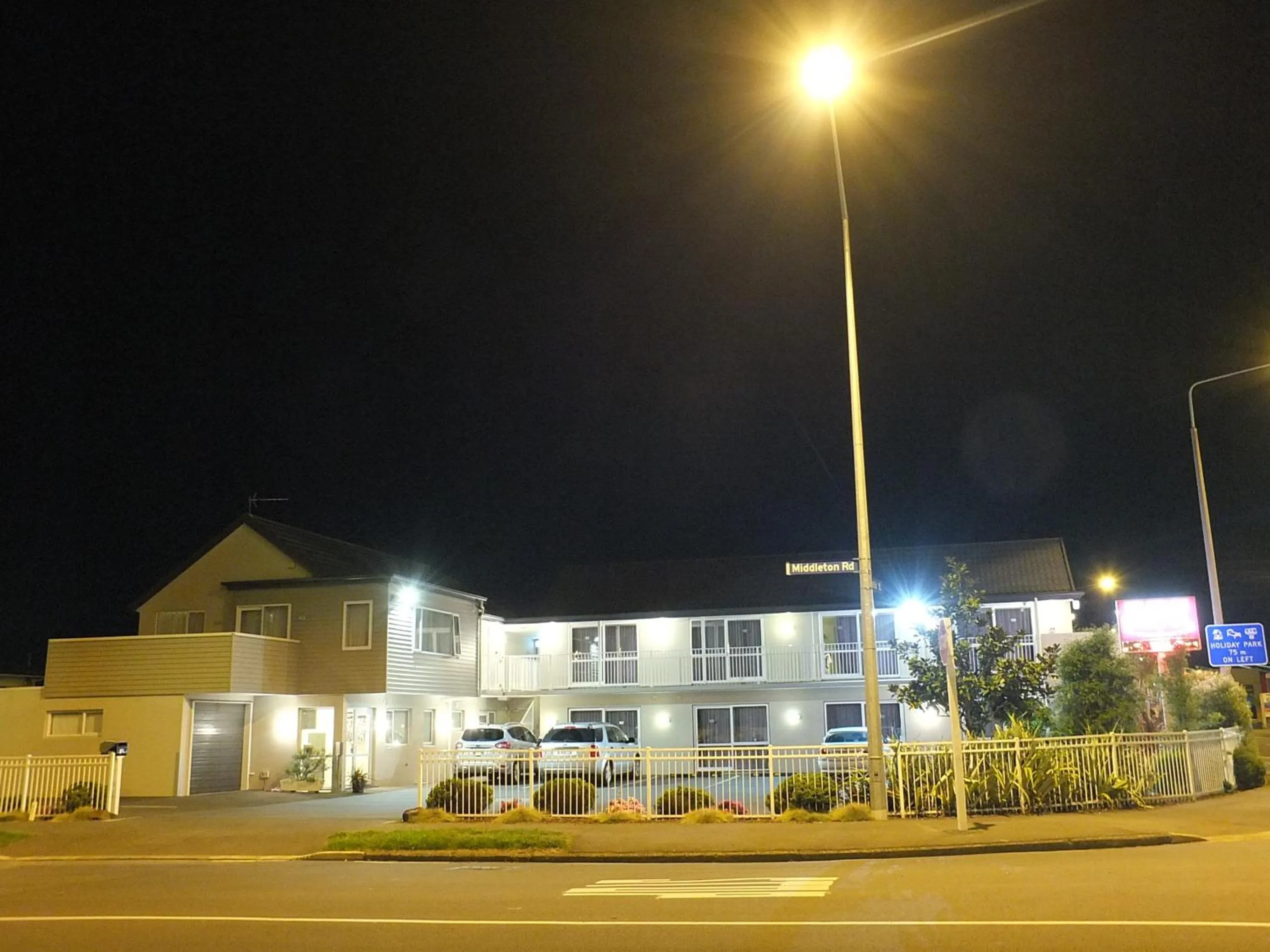 Property building in 101 Stars Motel