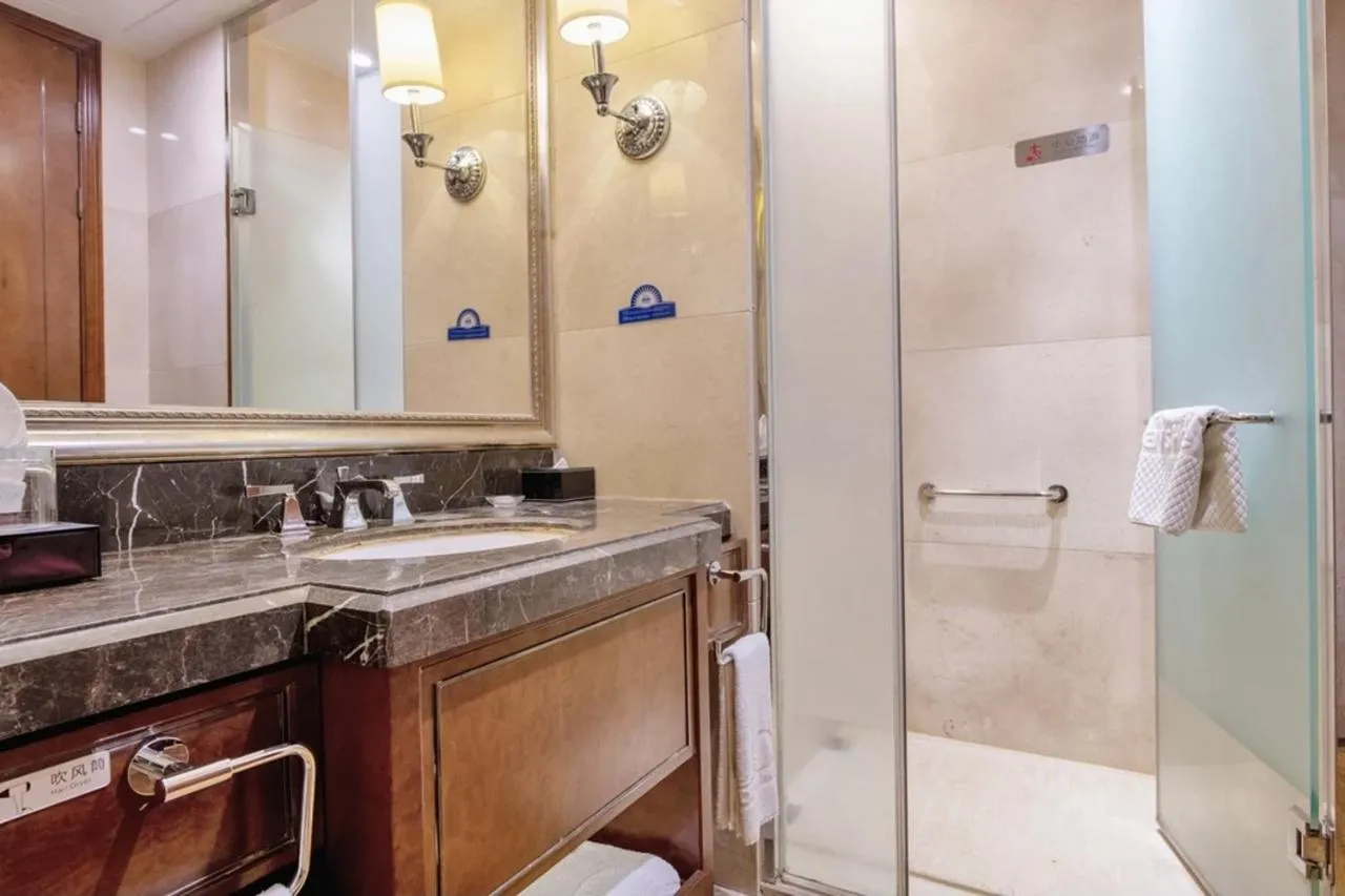 Bathroom in Days Hotel by Wyndham Logan City Huizhou