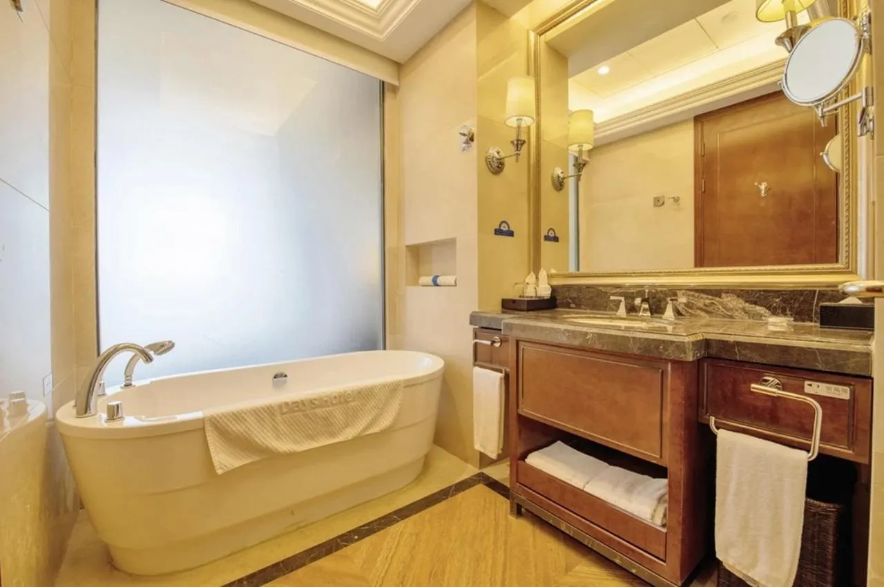 Bathroom in Days Hotel by Wyndham Logan City Huizhou