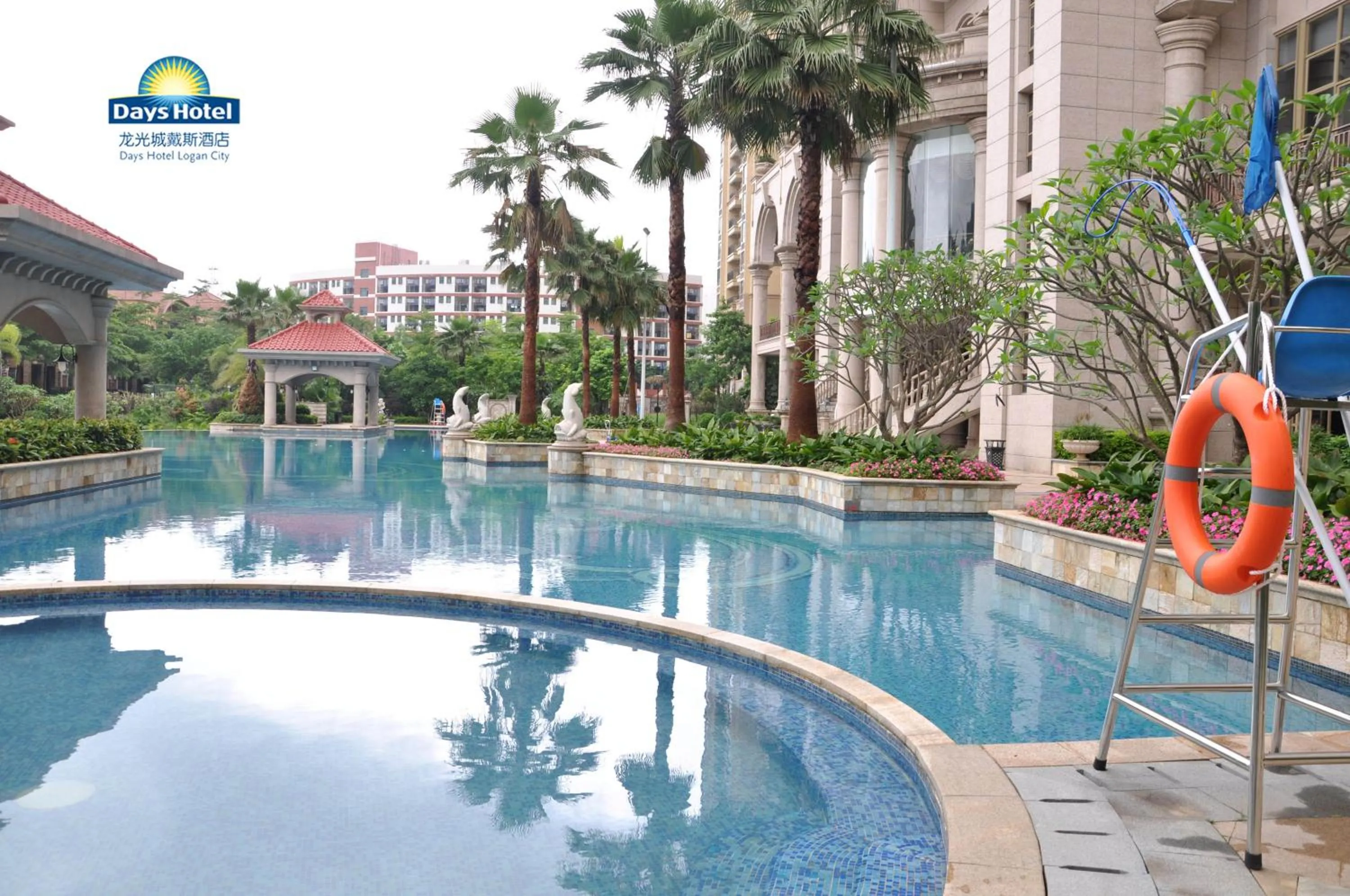 Swimming pool in Days Hotel by Wyndham Logan City Huizhou