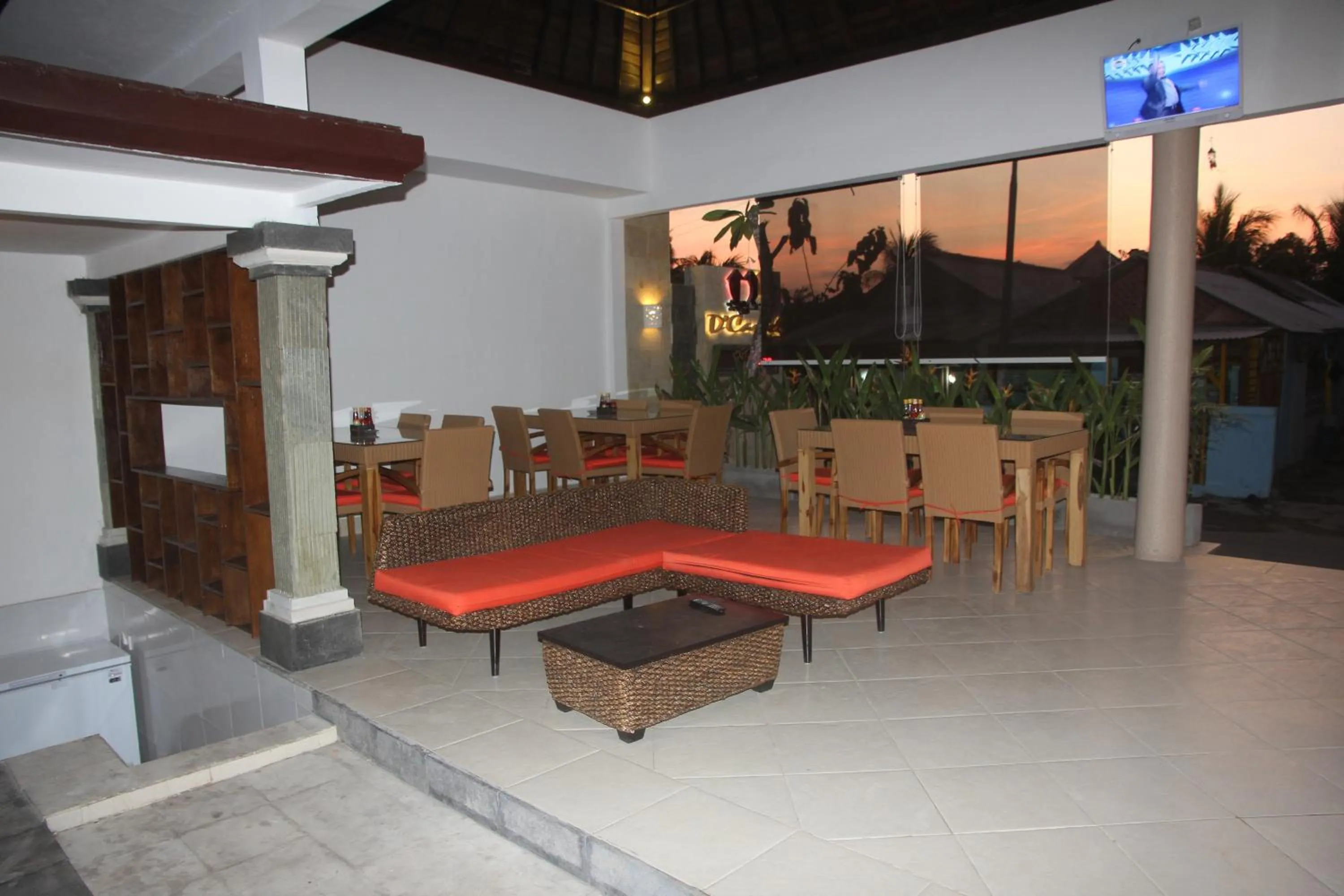 Restaurant/places to eat in D'Camel Hotel Lembongan