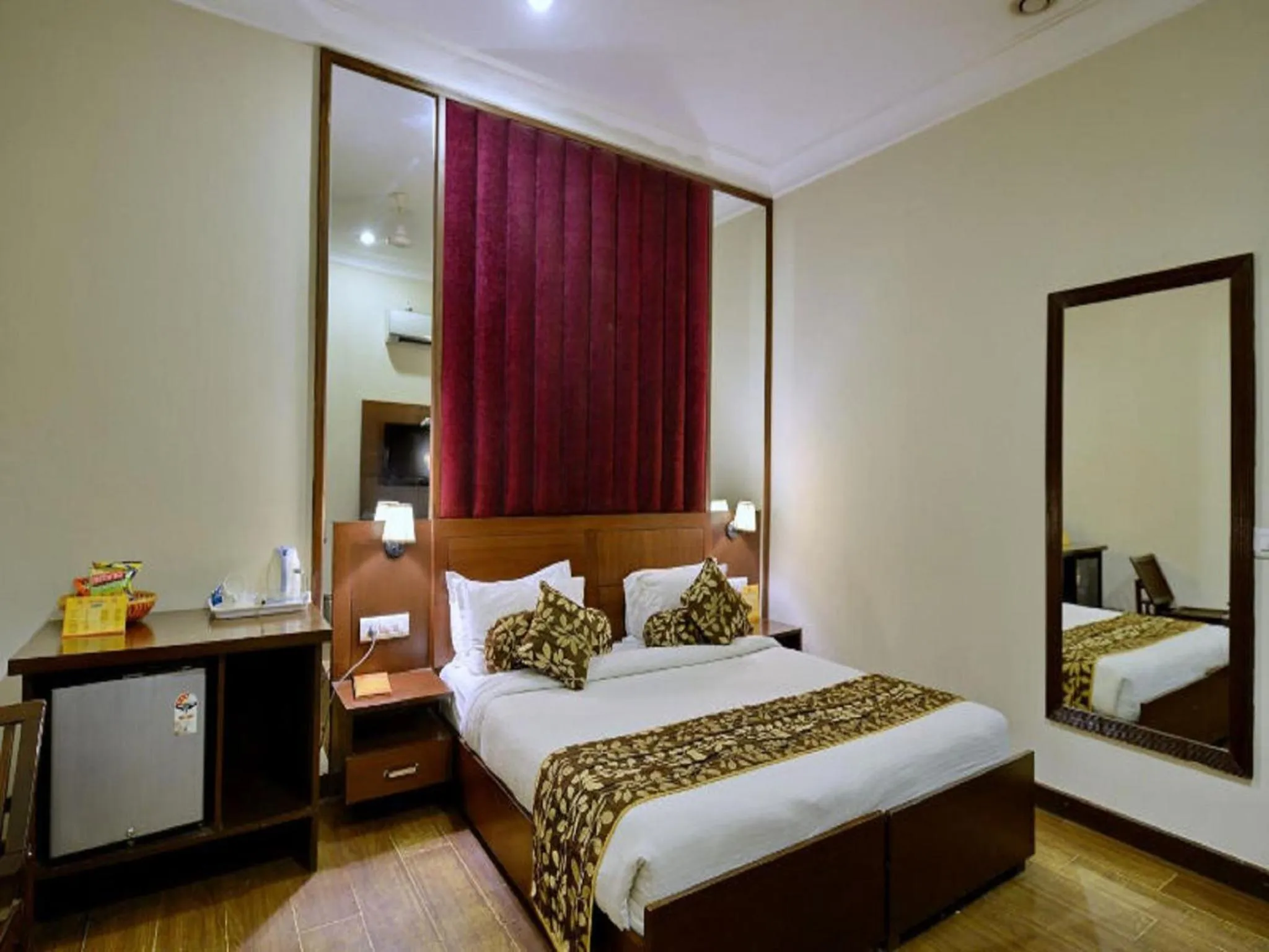 Bedroom, Bed in Hotel Kohinoor Palace, Ludhiana