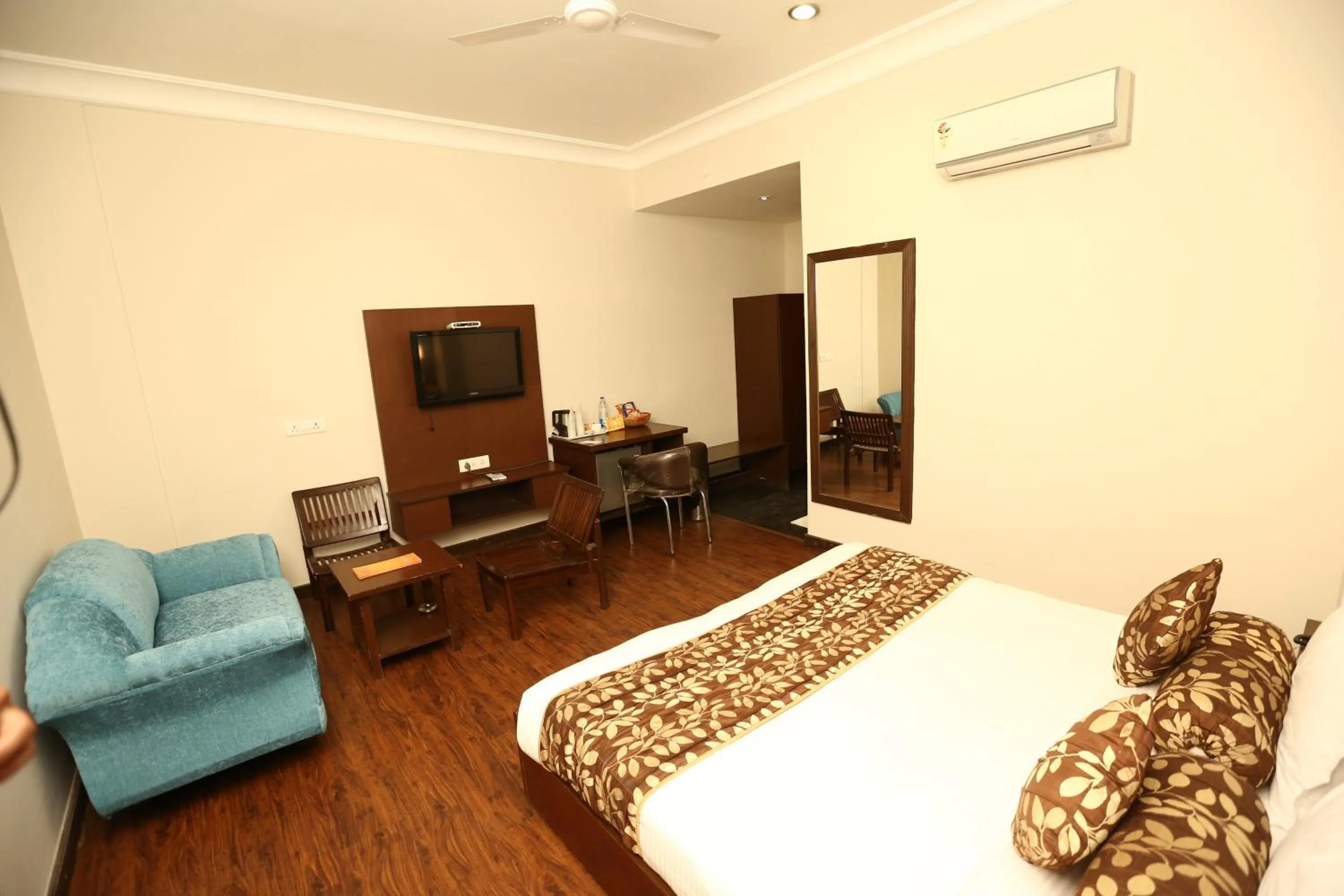 Living room, Bed in Hotel Kohinoor Palace, Ludhiana