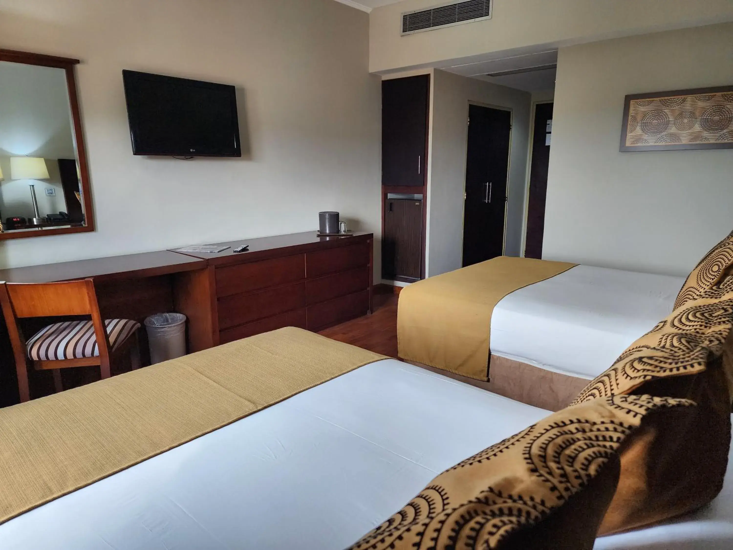 Deluxe Double Room with Two Double Beds in Hotel GH Guaparo Inn Valencia Deluxe Double Room with Two Double Beds in Hotel GH Guaparo Inn Valencia