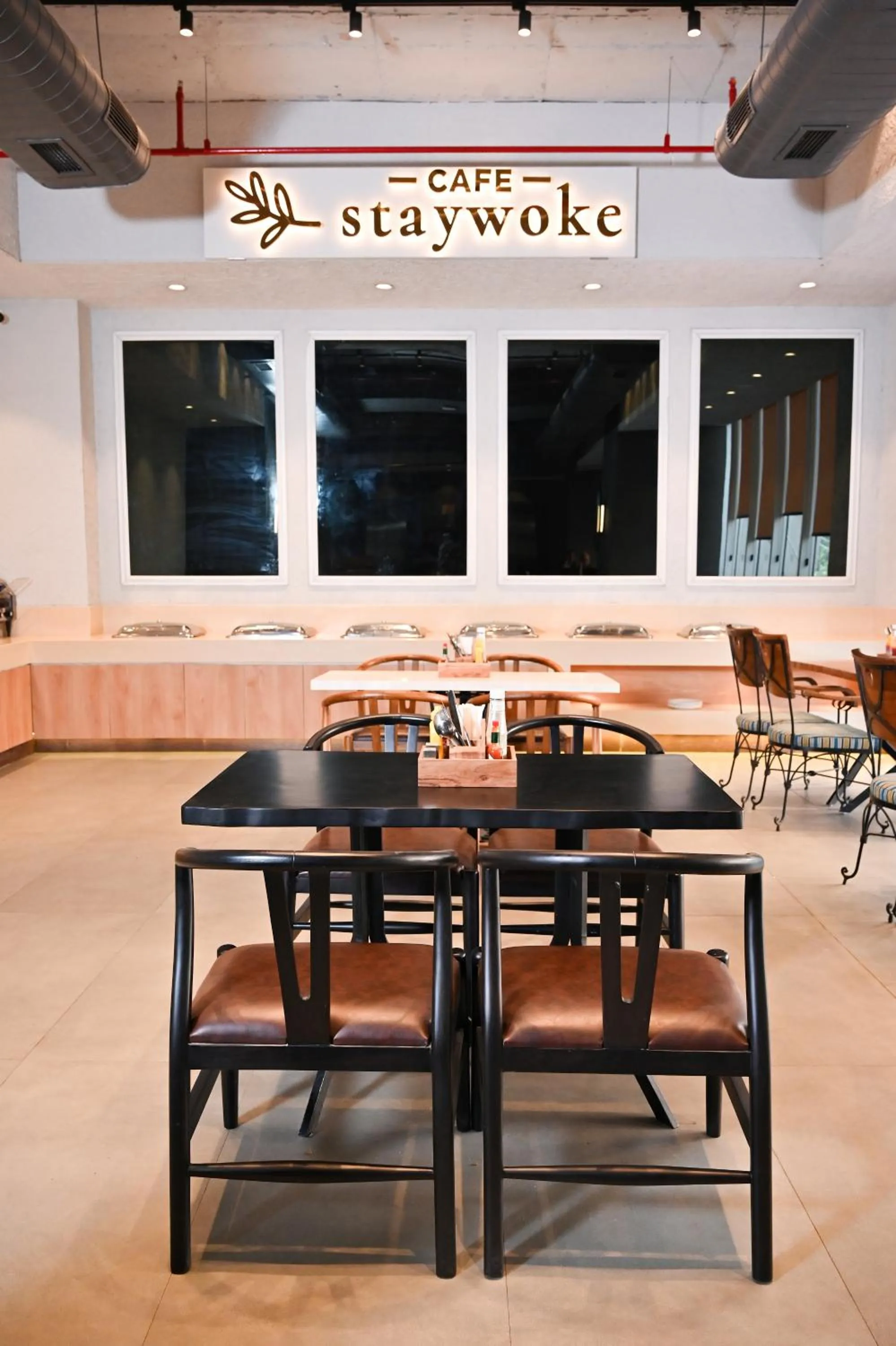 Restaurant/places to eat in Alivaa Hotel Gurugram Sohna Road City Center