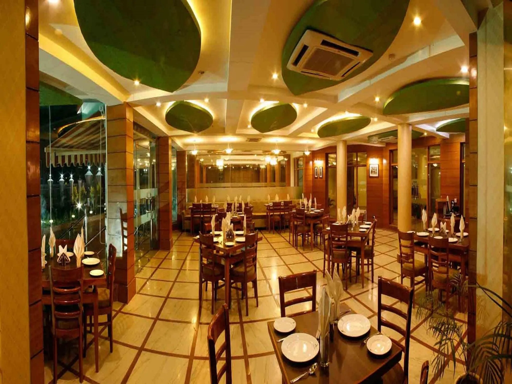 Restaurant/places to eat in Hotel Padmini Palace