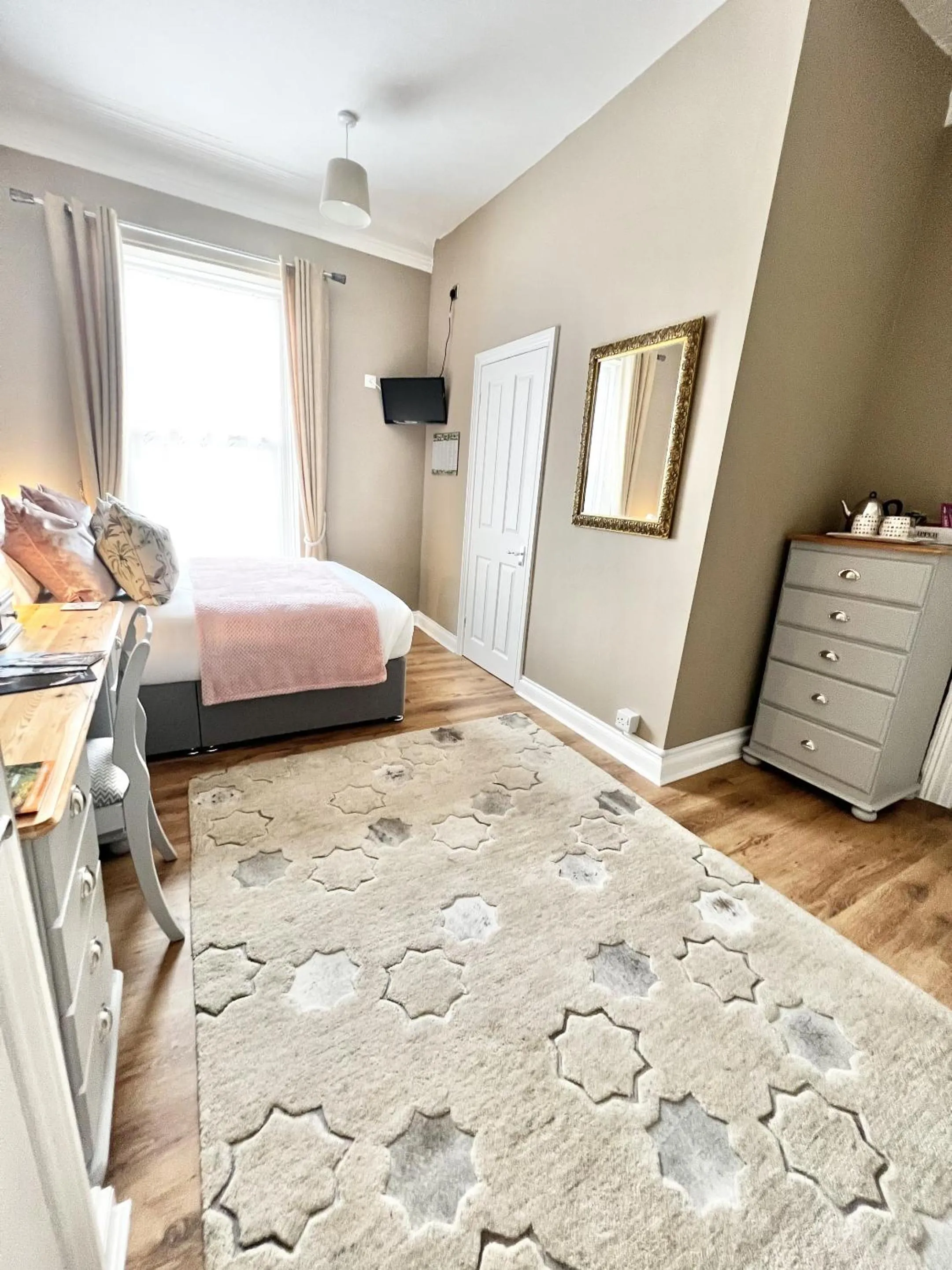 Bedroom, Bed in Devon House Guest House