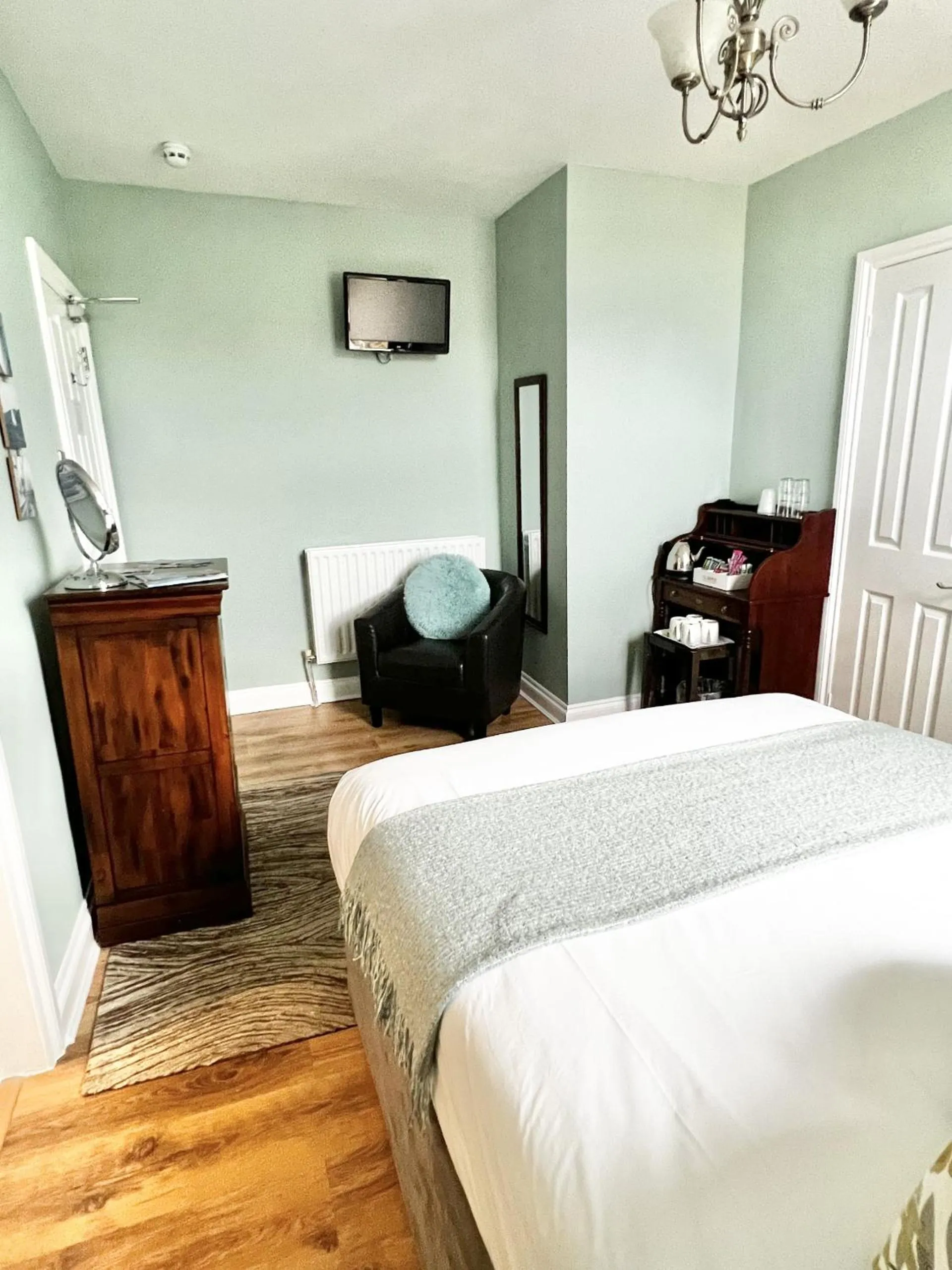 Bedroom, Bed in Devon House Guest House