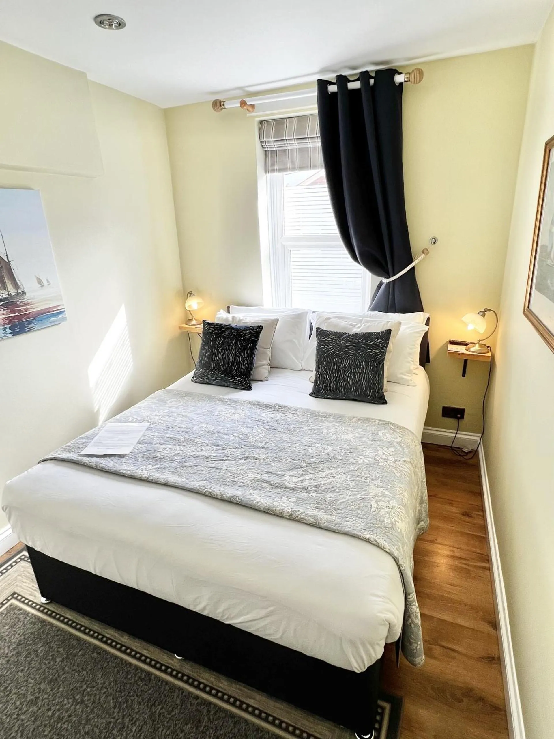 Bedroom, Bed in Devon House Guest House