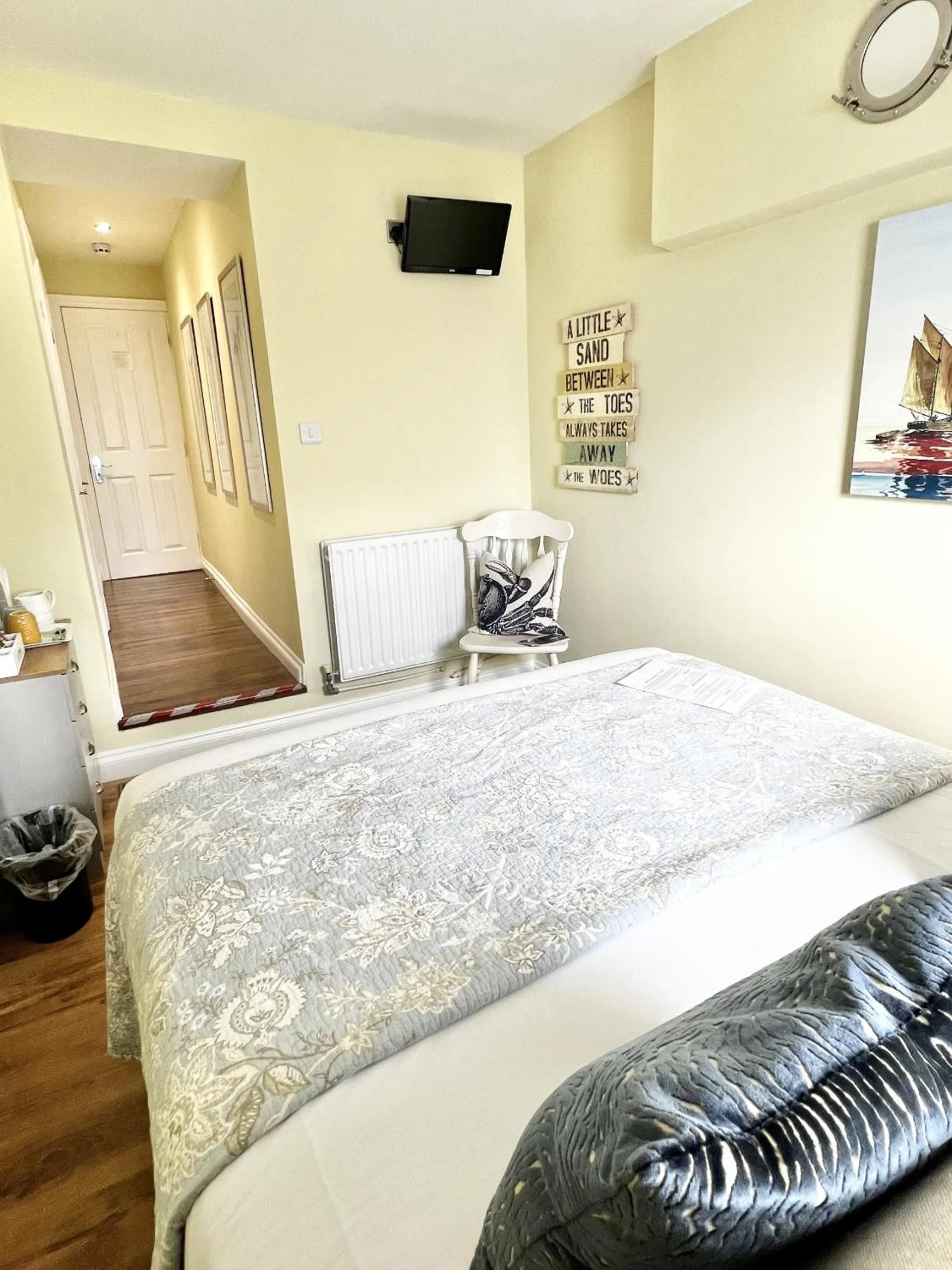 Bedroom, Bed in Devon House Guest House