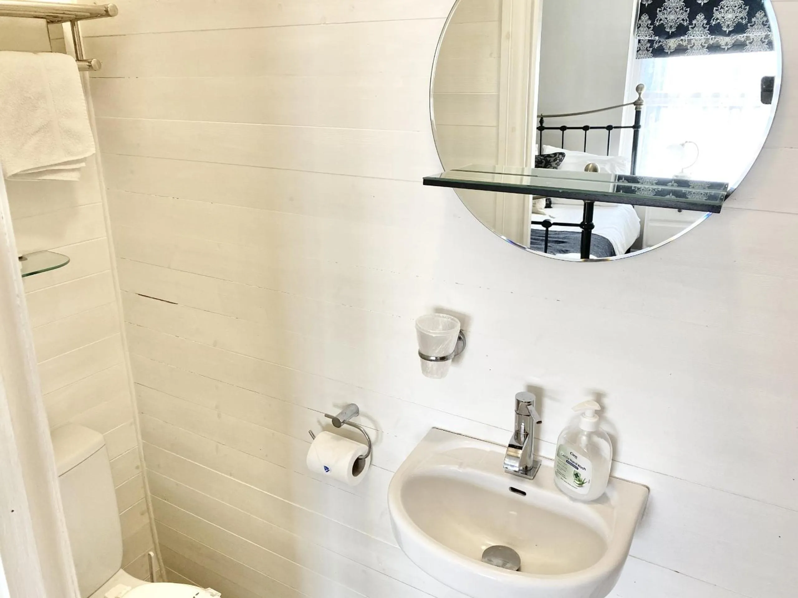 Bathroom in Devon House Guest House