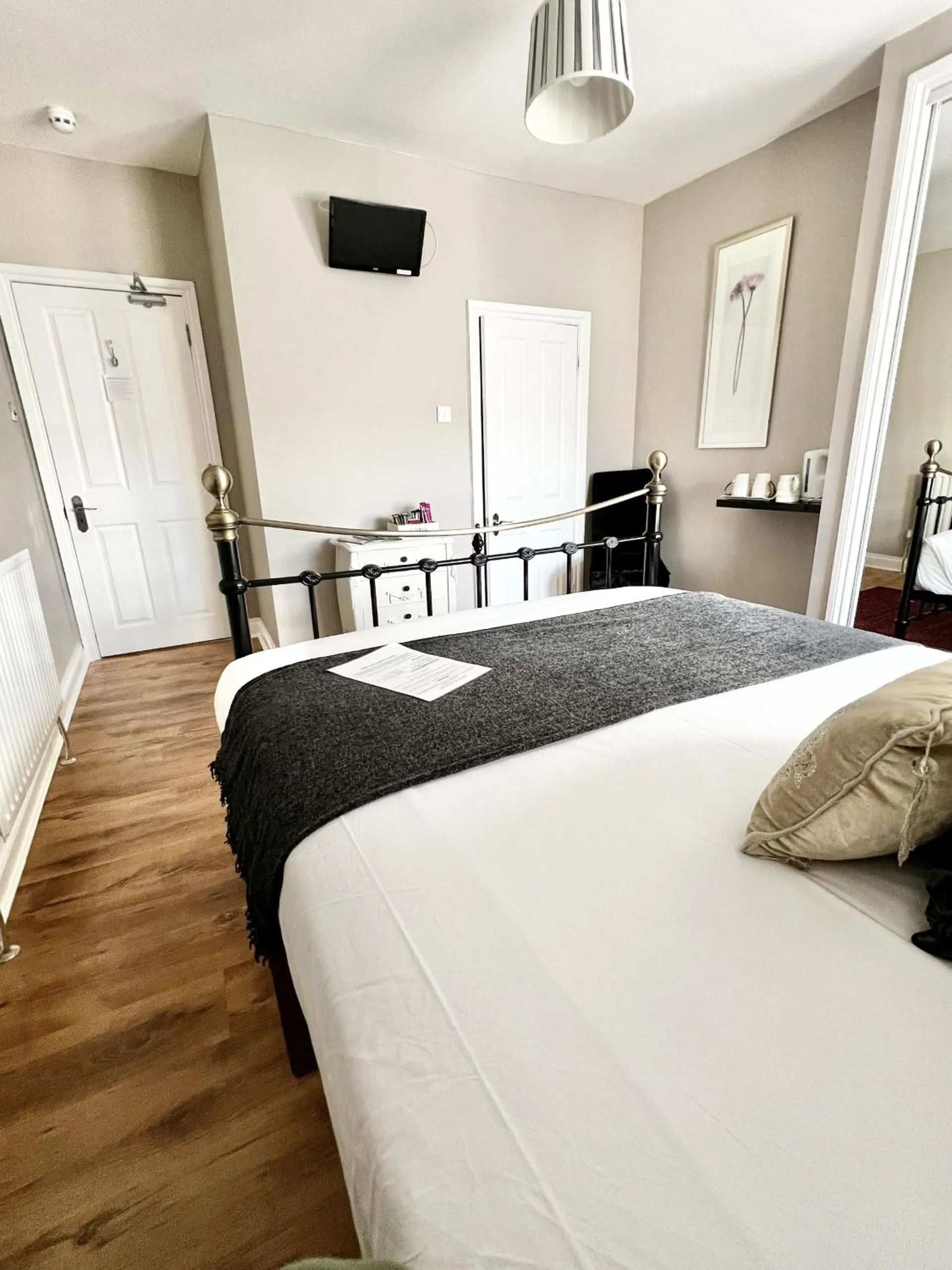 Bedroom, Bed in Devon House Guest House