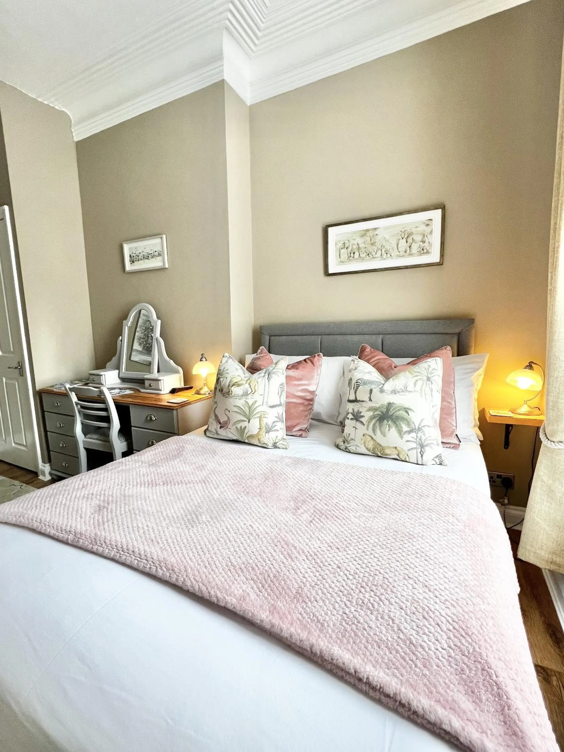 Bedroom, Bed in Devon House Guest House