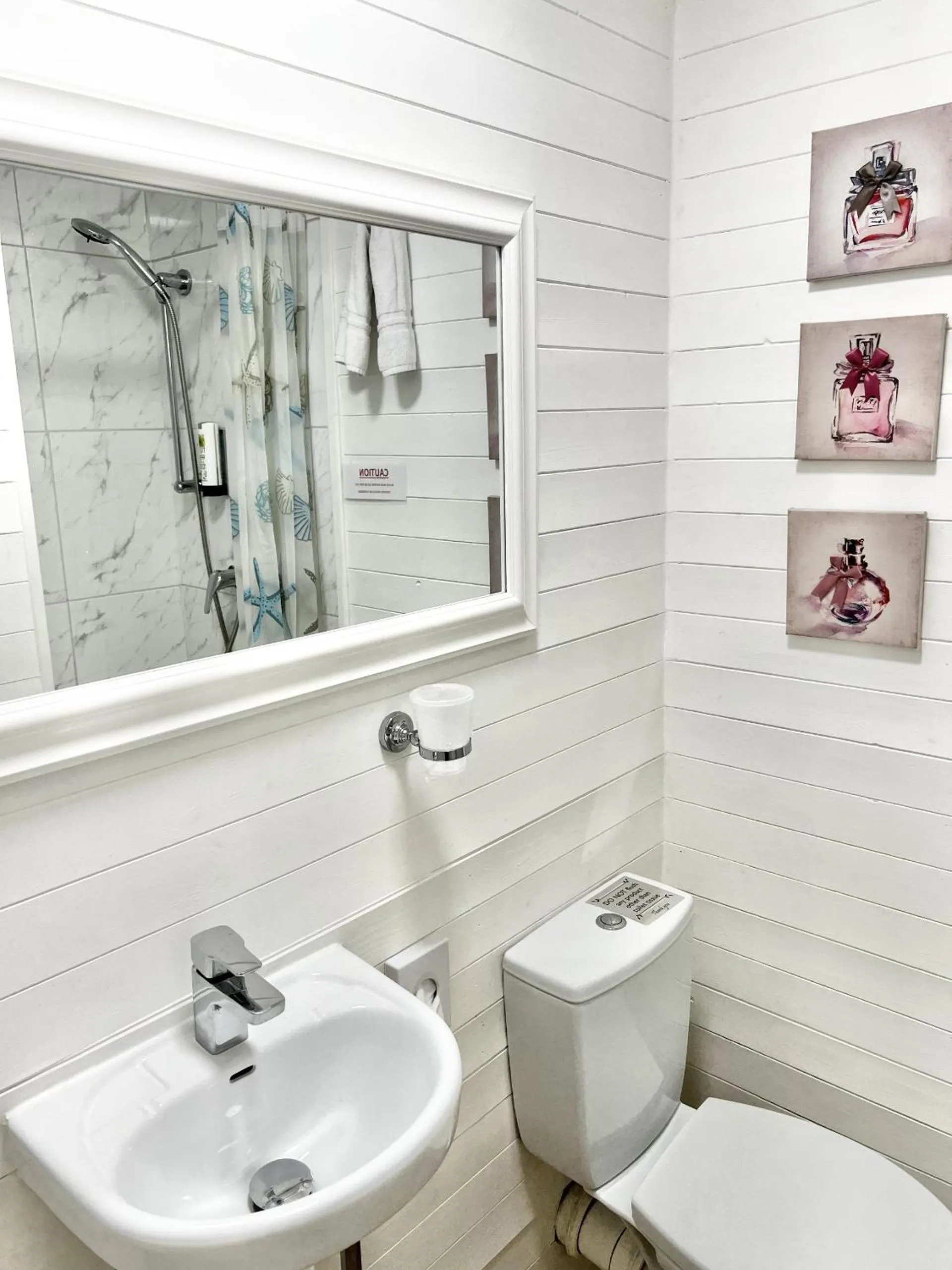 Bathroom in Devon House Guest House