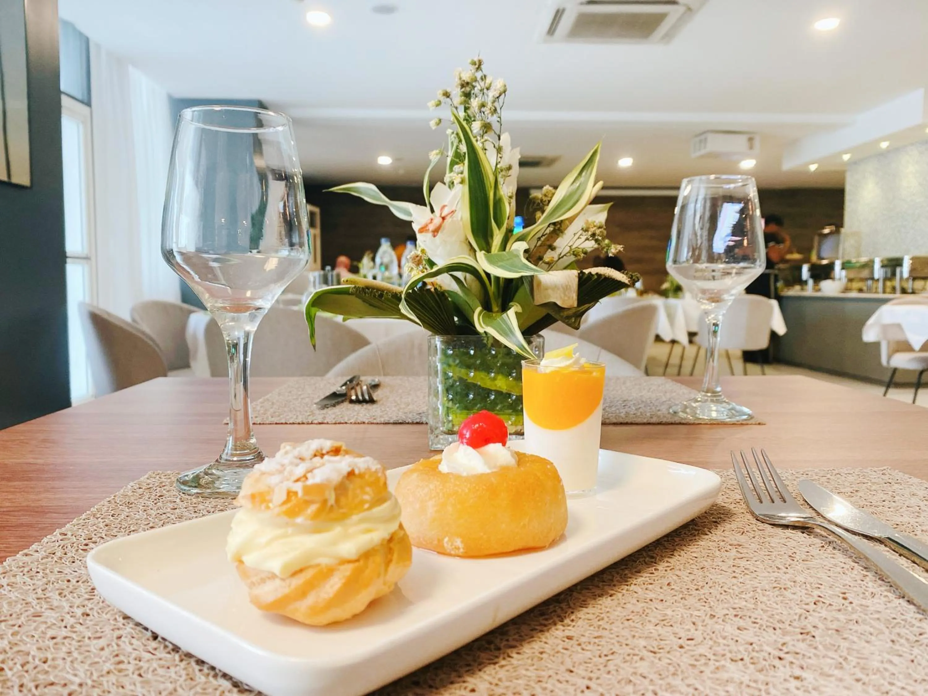 Restaurant/places to eat in Hôtel Ivotel Abidjan