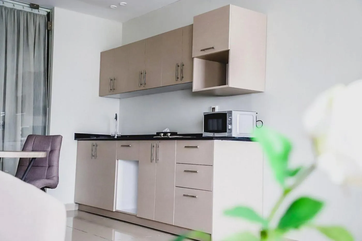 Kitchen or kitchenette in Hôtel Ivotel Abidjan