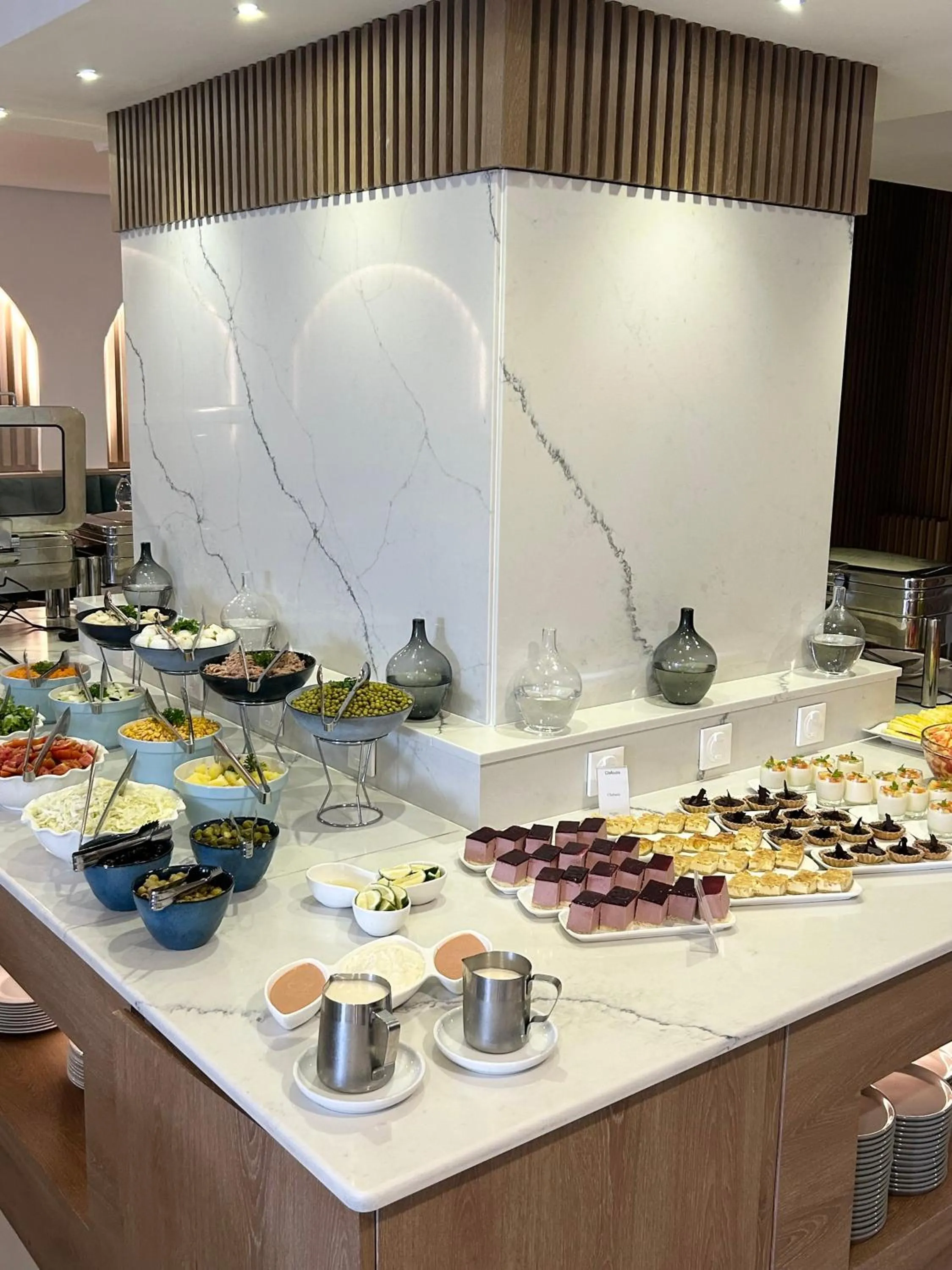 Restaurant/places to eat in Hôtel Ivotel Abidjan