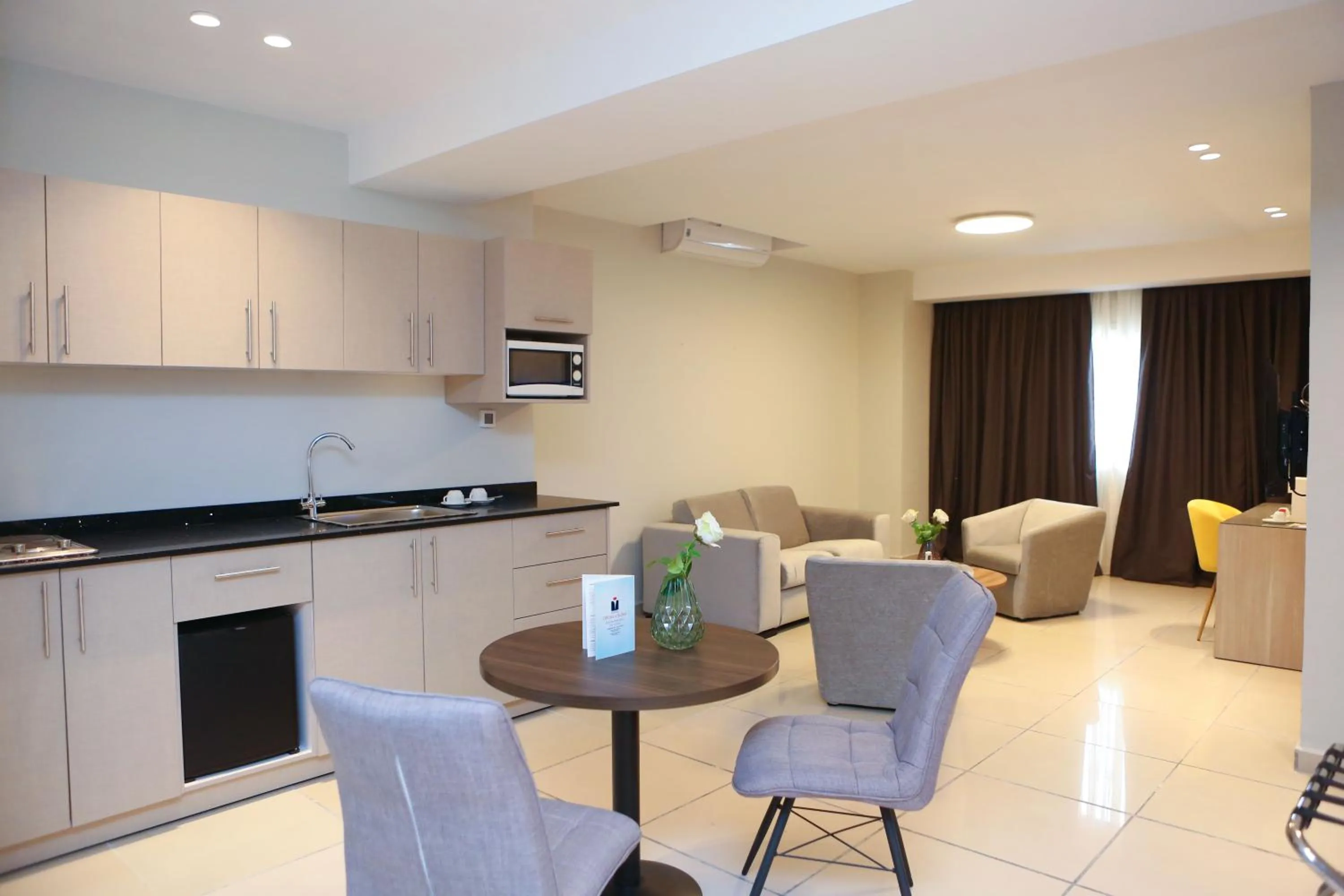 Kitchen or kitchenette in Hôtel Ivotel Abidjan