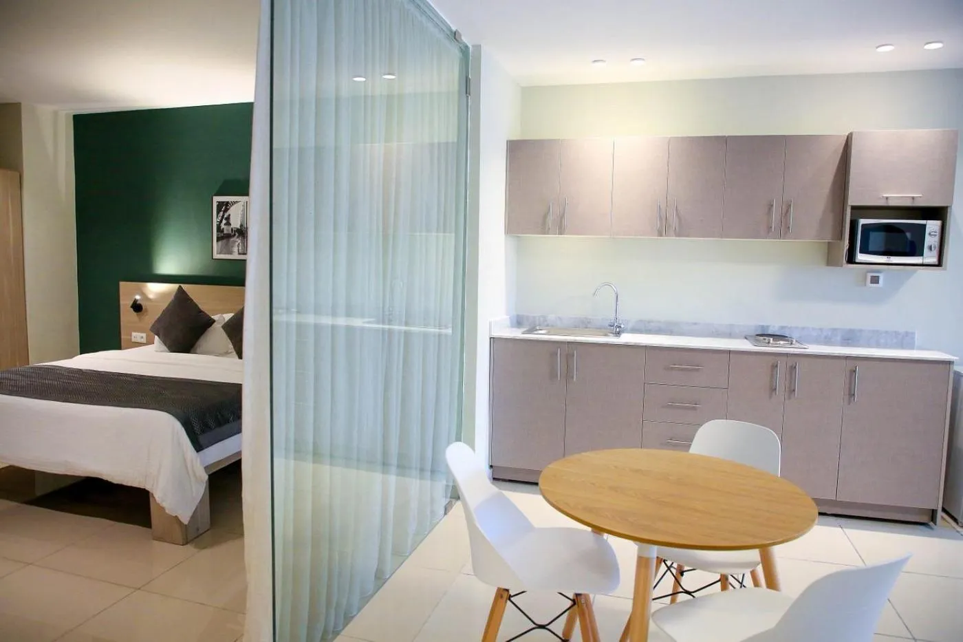 Kitchen or kitchenette, Bed in Hôtel Ivotel Abidjan