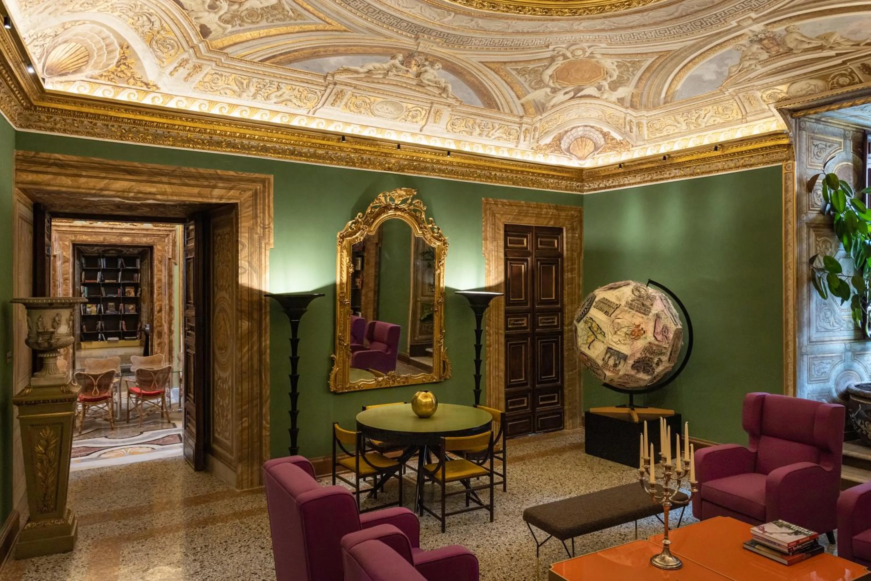 Communal lounge/ TV room in Palazzo Shedir - The Leading Hotels of the World