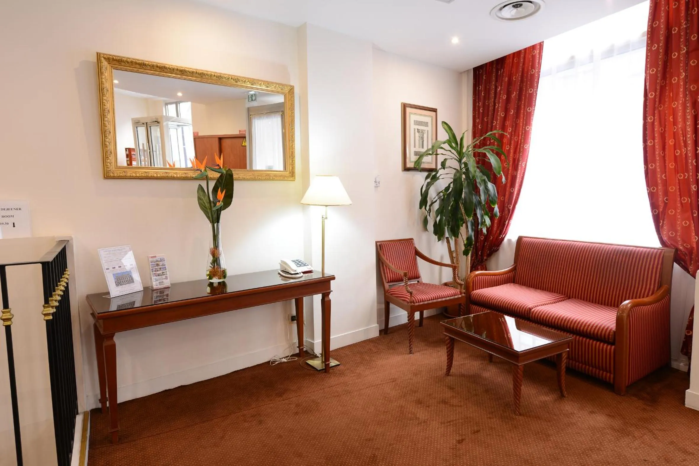 Seating area in Hotel Imperial Paris