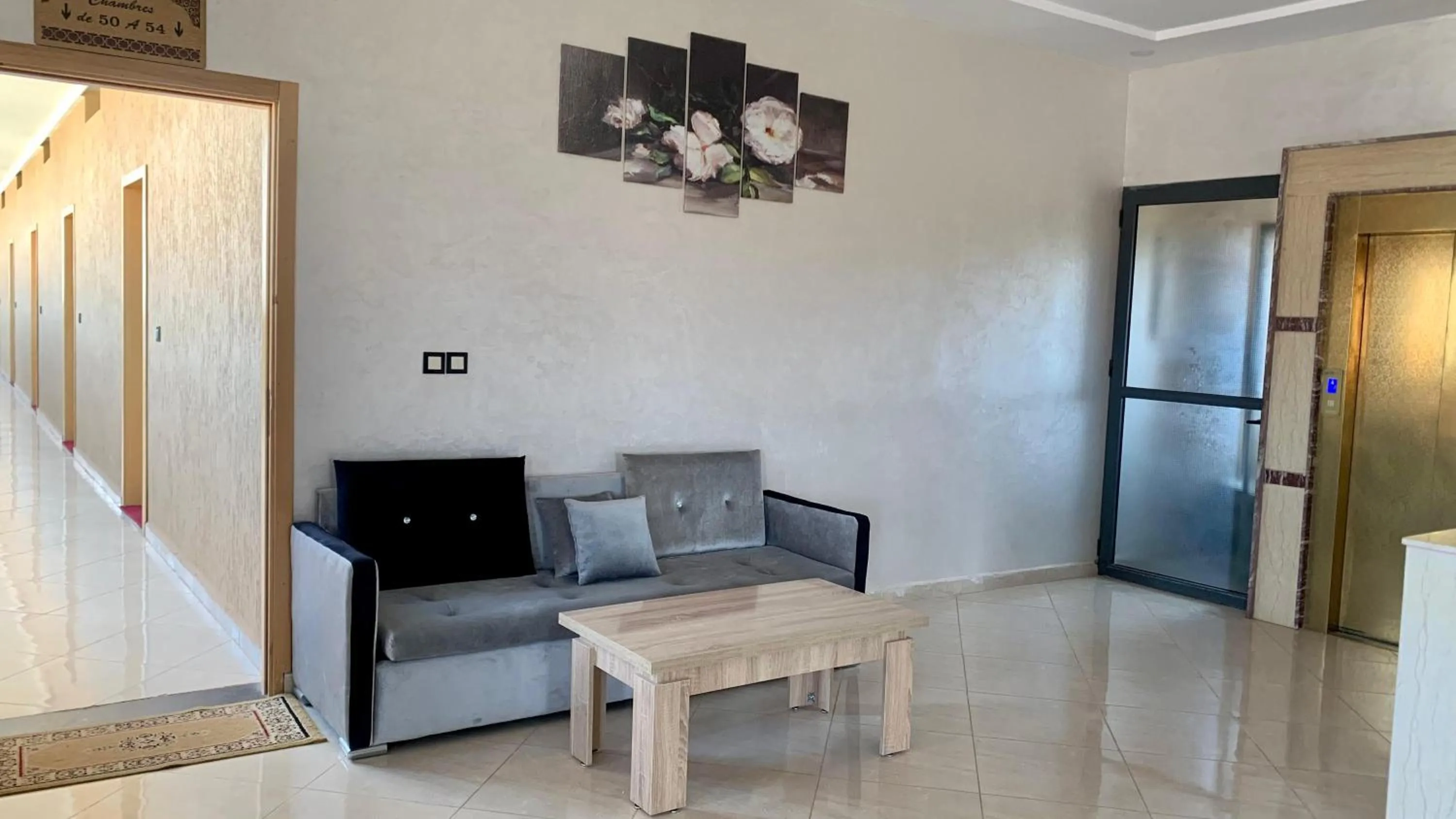 Seating area in Hotel Oasis Palace