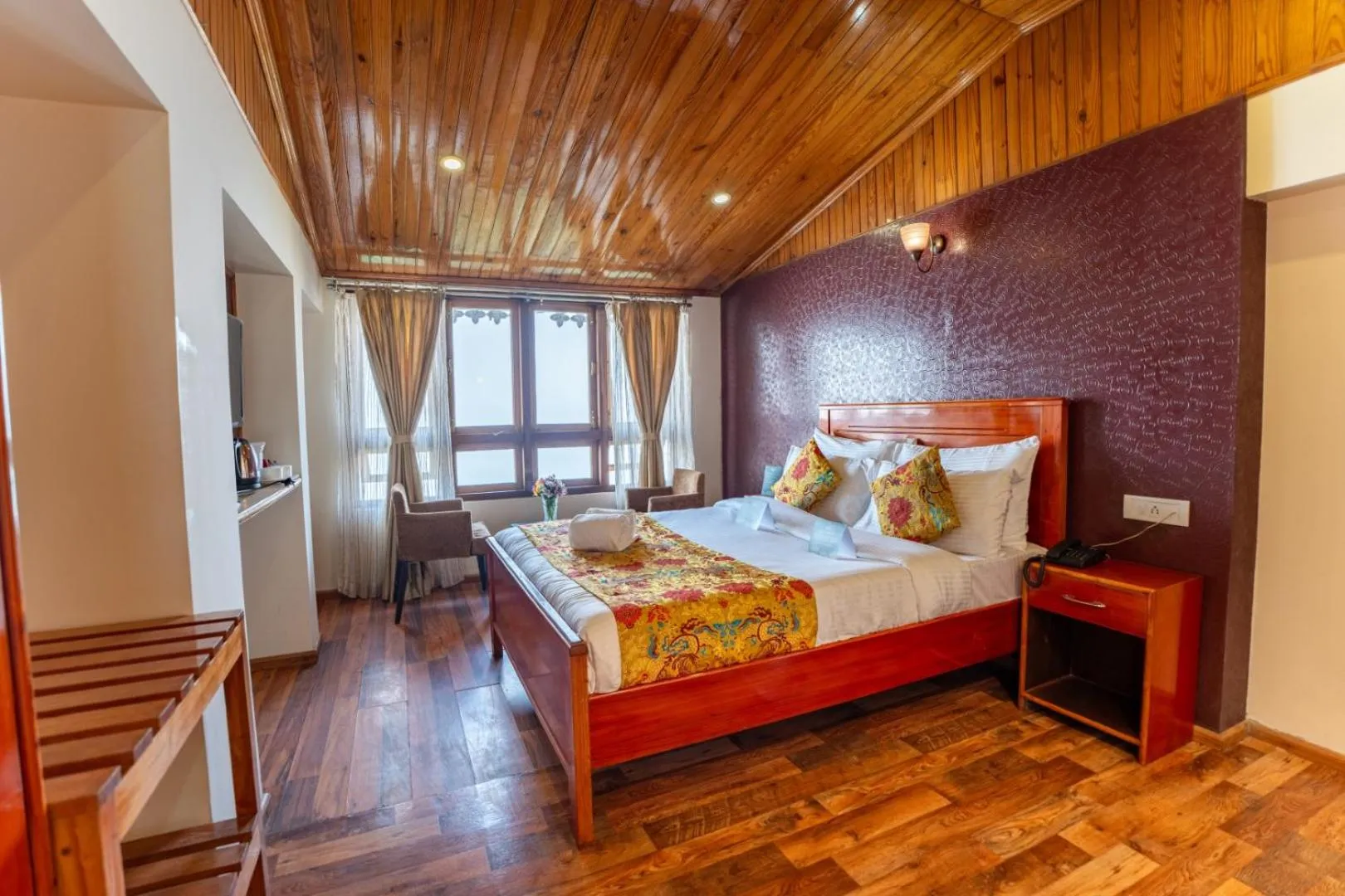 Bedroom, Bed in Muscatel Nirvana – At The Mall Road