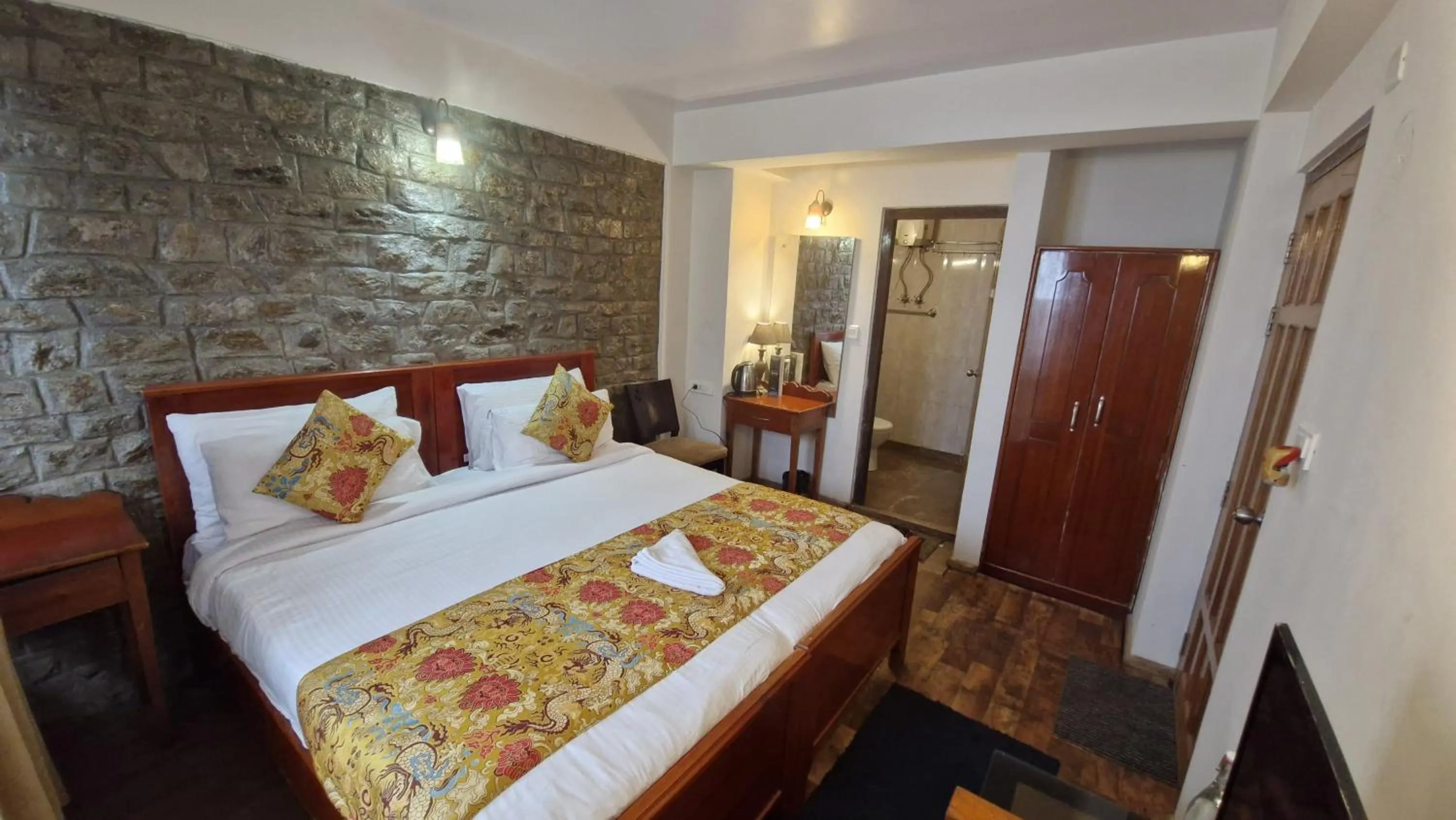 Bedroom, Bed in Muscatel Nirvana – At The Mall Road