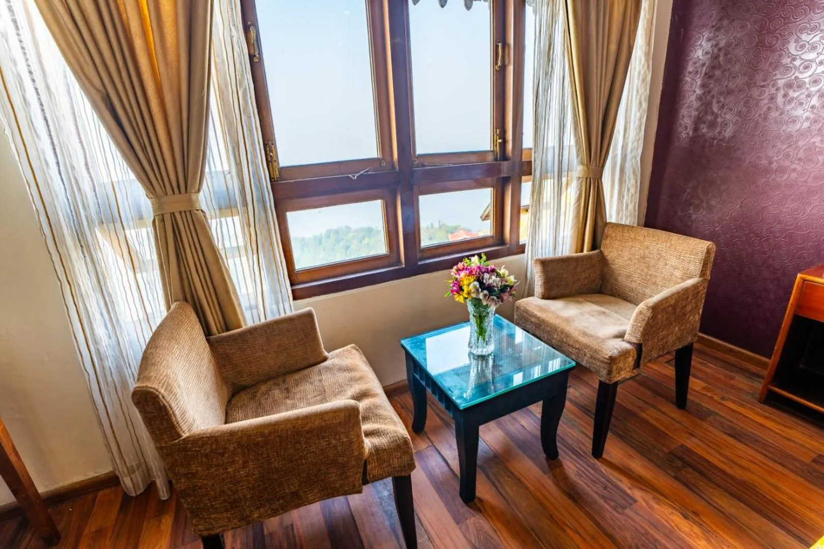 Living room in Muscatel Nirvana – At The Mall Road