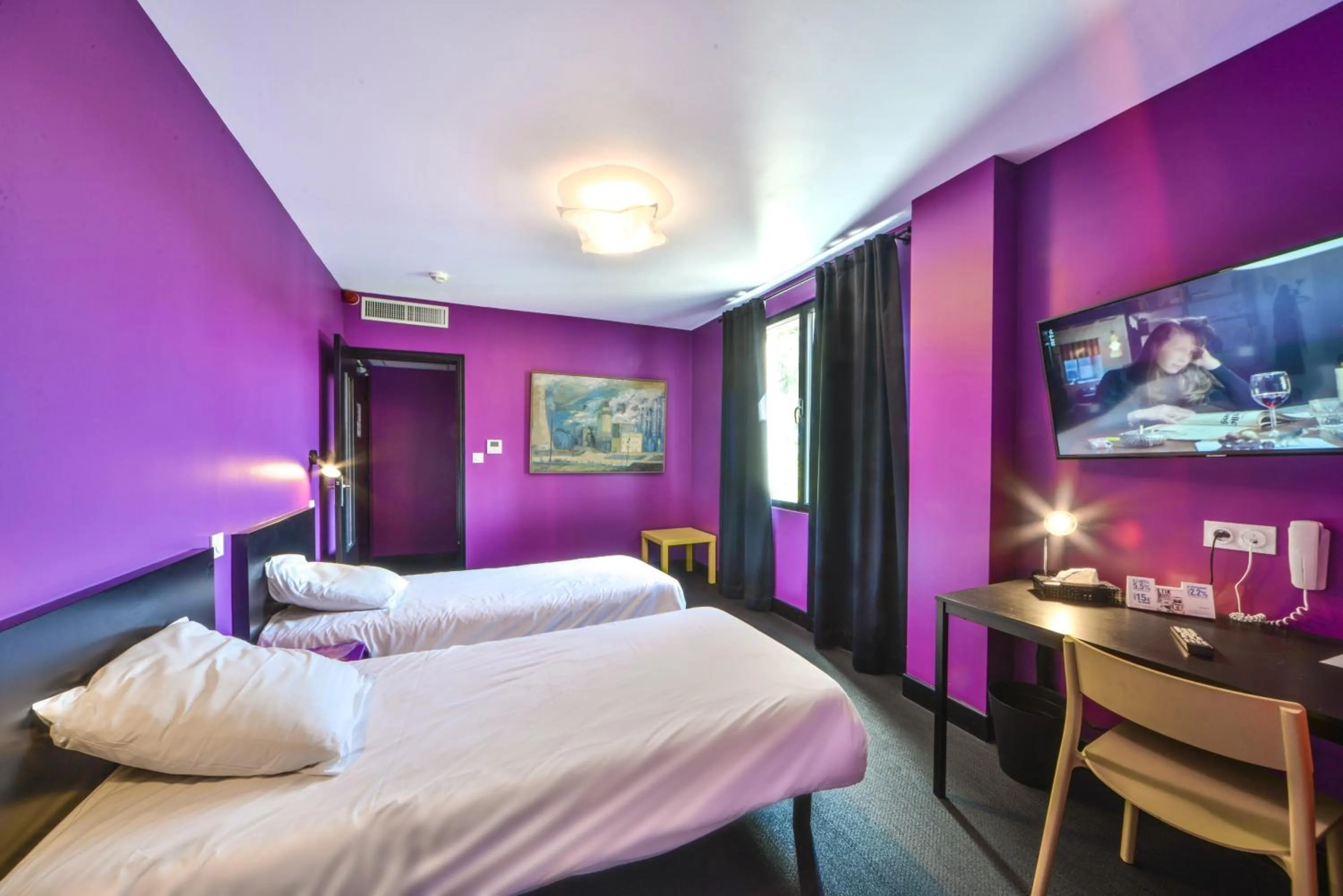 Bed in Logis - Hotel Restaurant La Mire