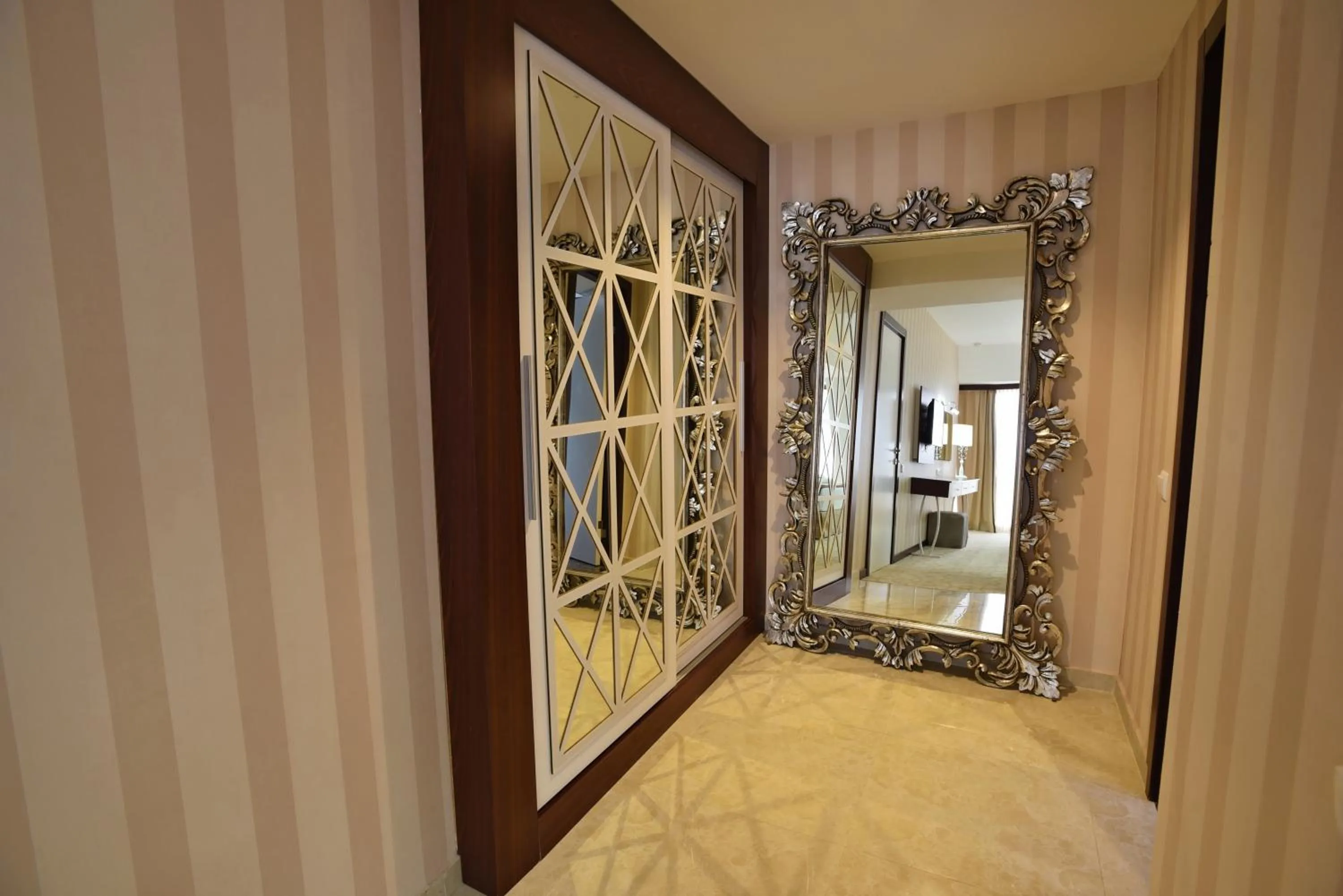 Bathroom, Bed in Hotel Izgrev Spa & Aquapark
