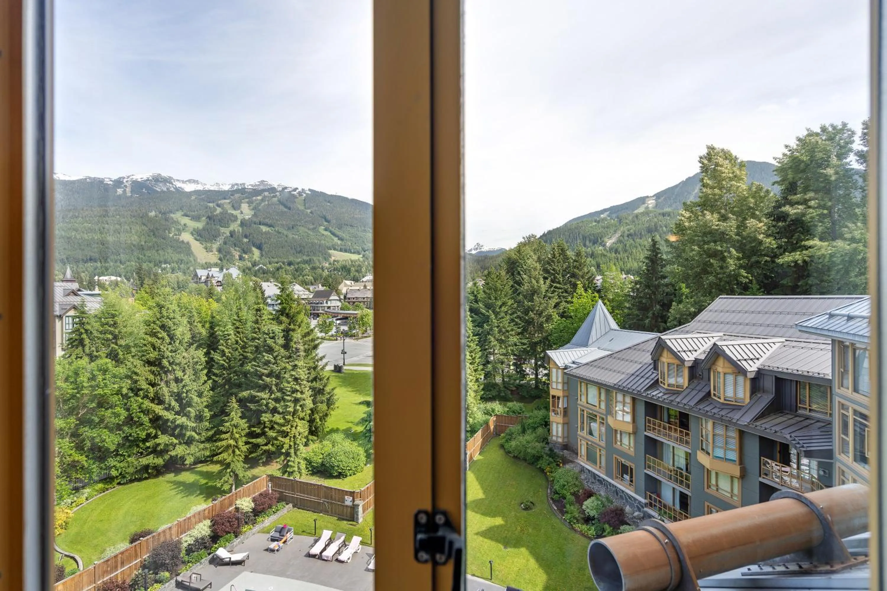 Day in Cascade Lodge