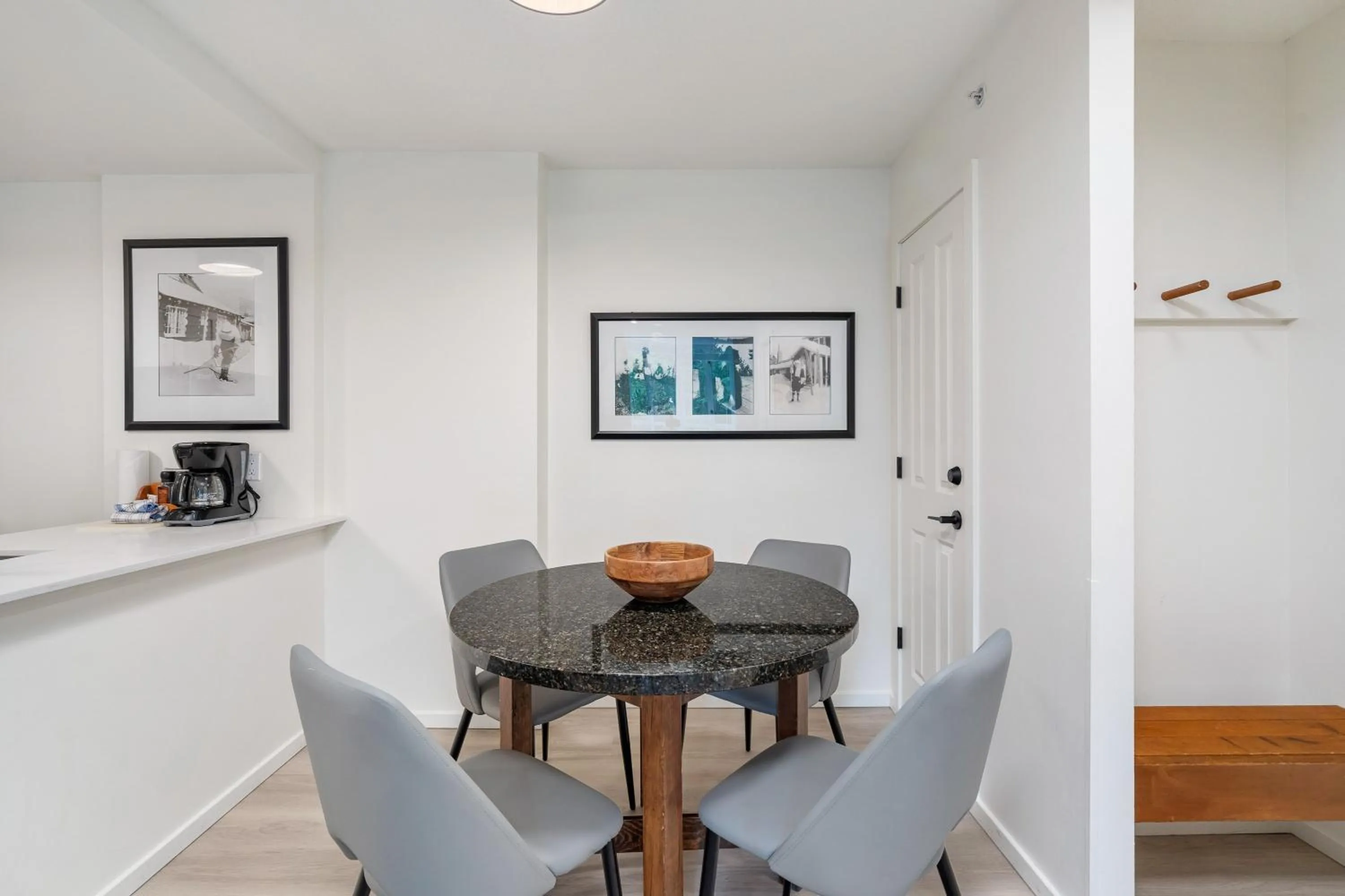 Kitchen or kitchenette in Cascade Lodge