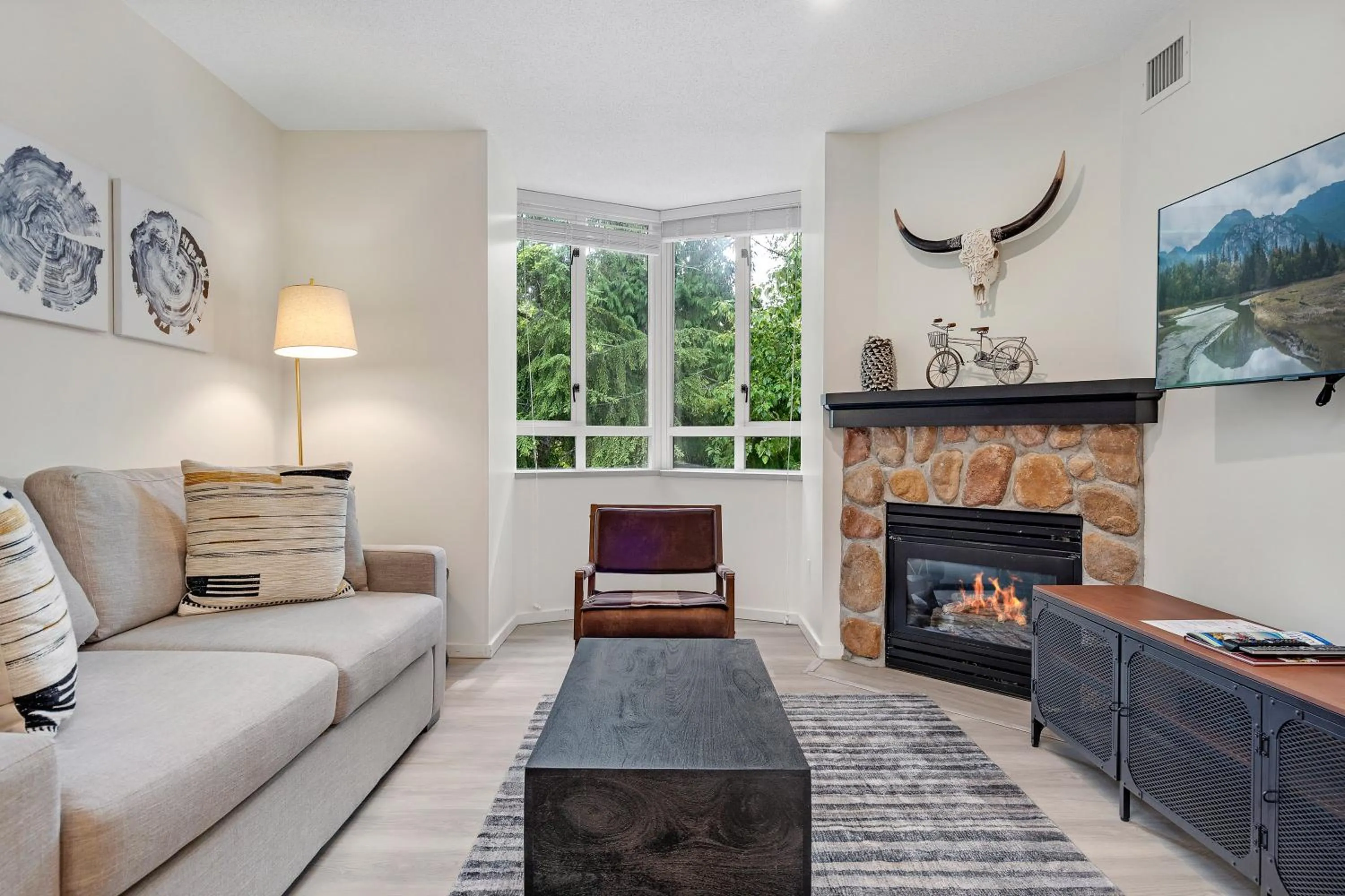 Living room in Cascade Lodge
