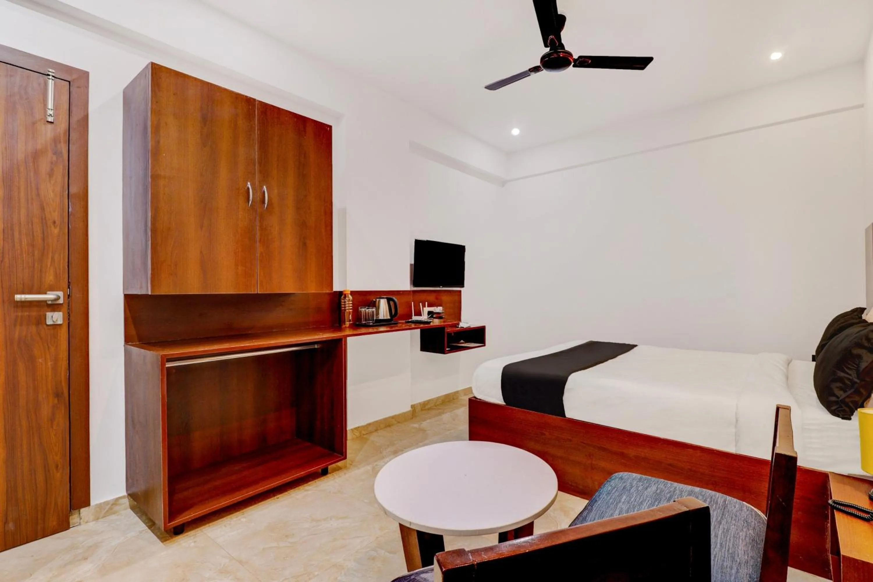 Bedroom, Bed in Collection O Airport Inn