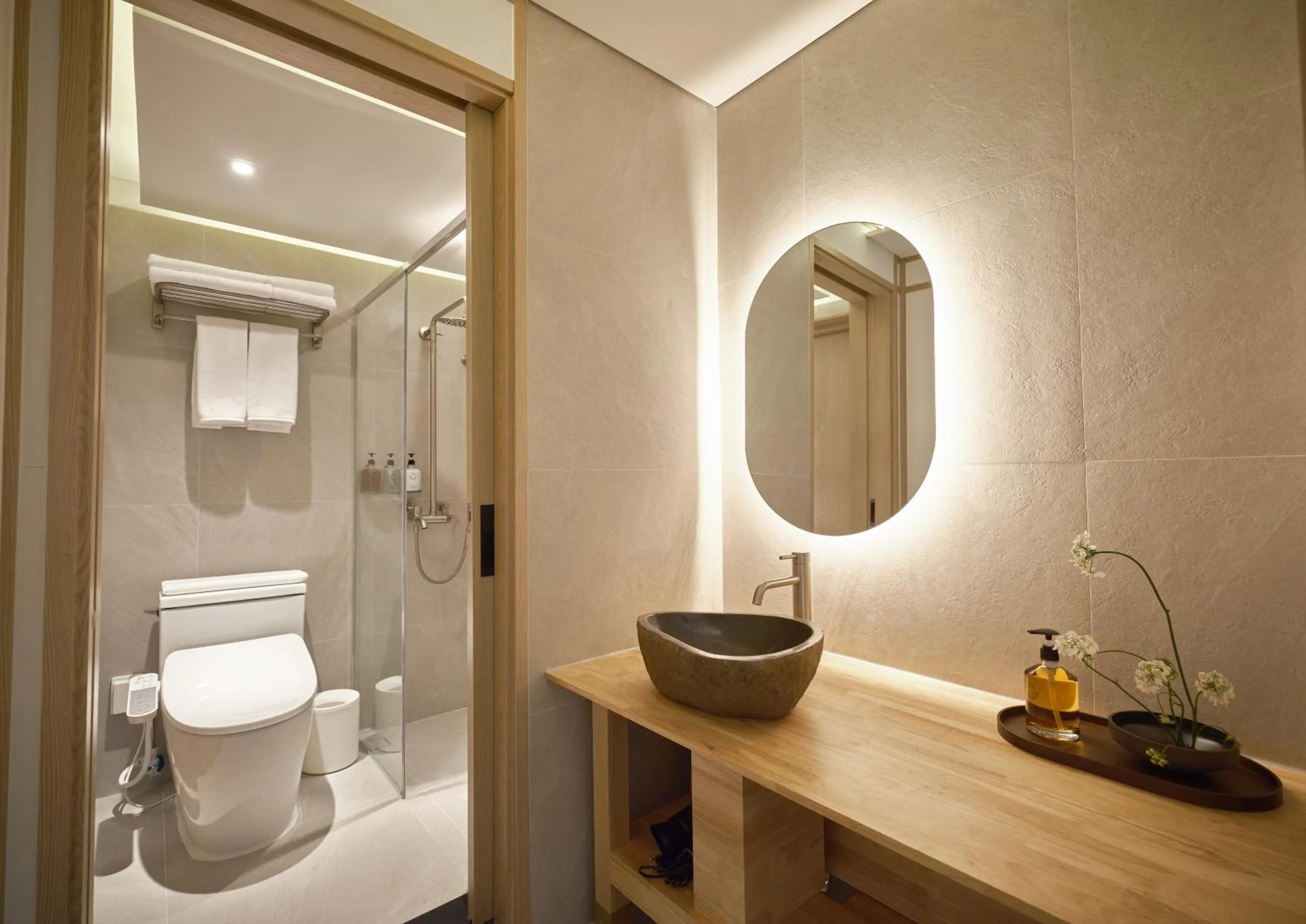 Shower in UH Suite Seoul Deoksugung