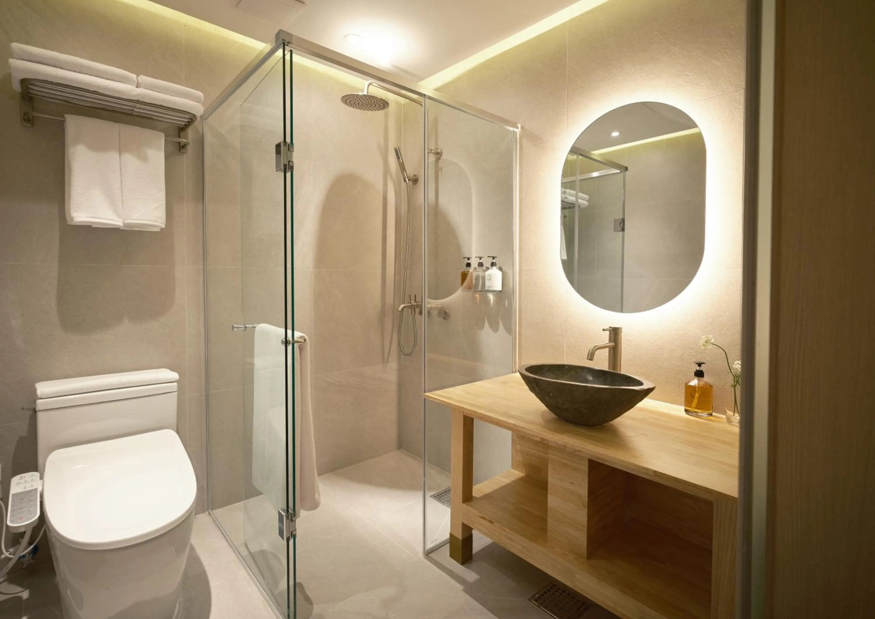 Shower in UH Suite Seoul Deoksugung