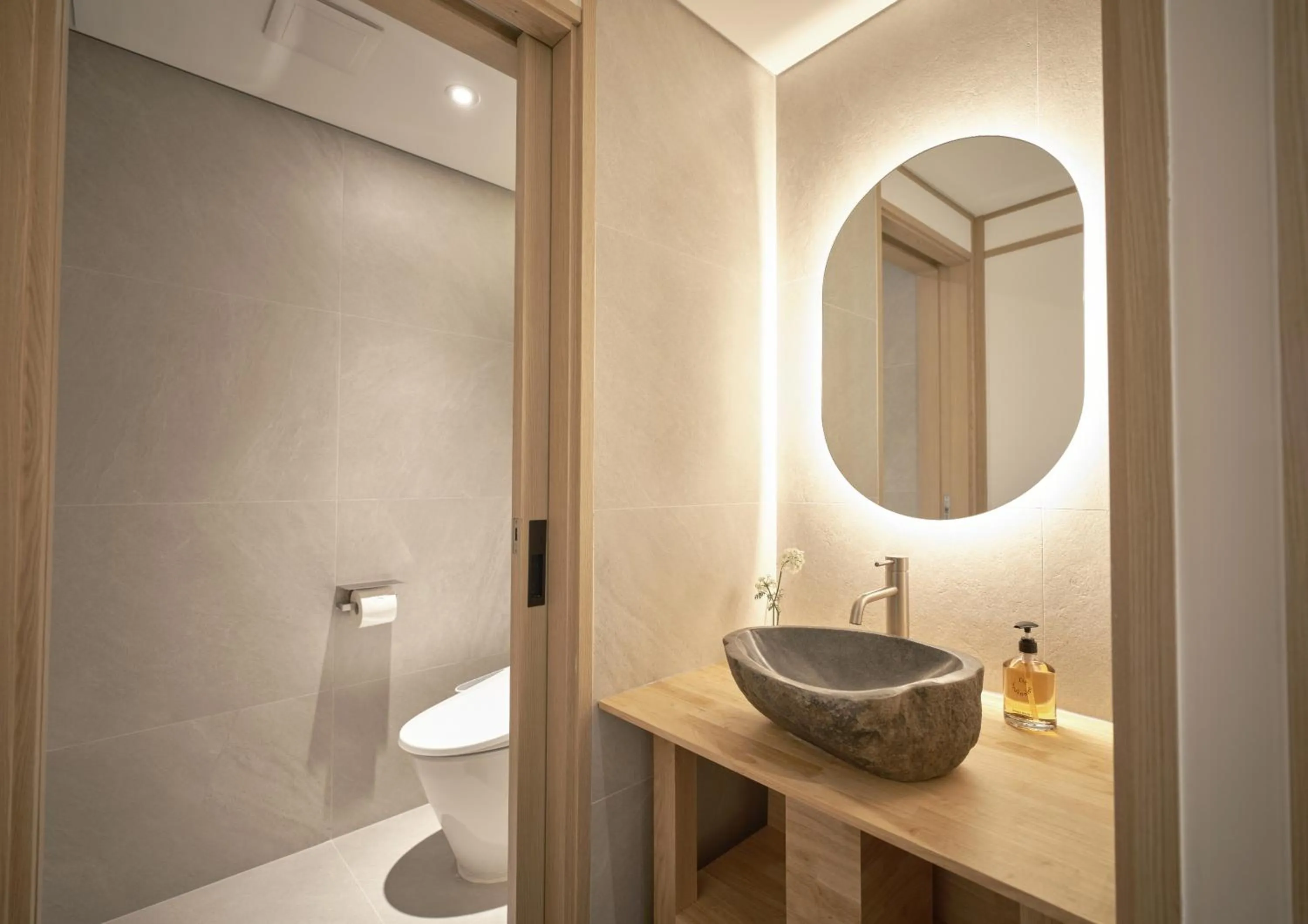 Shower in UH Suite Seoul Deoksugung