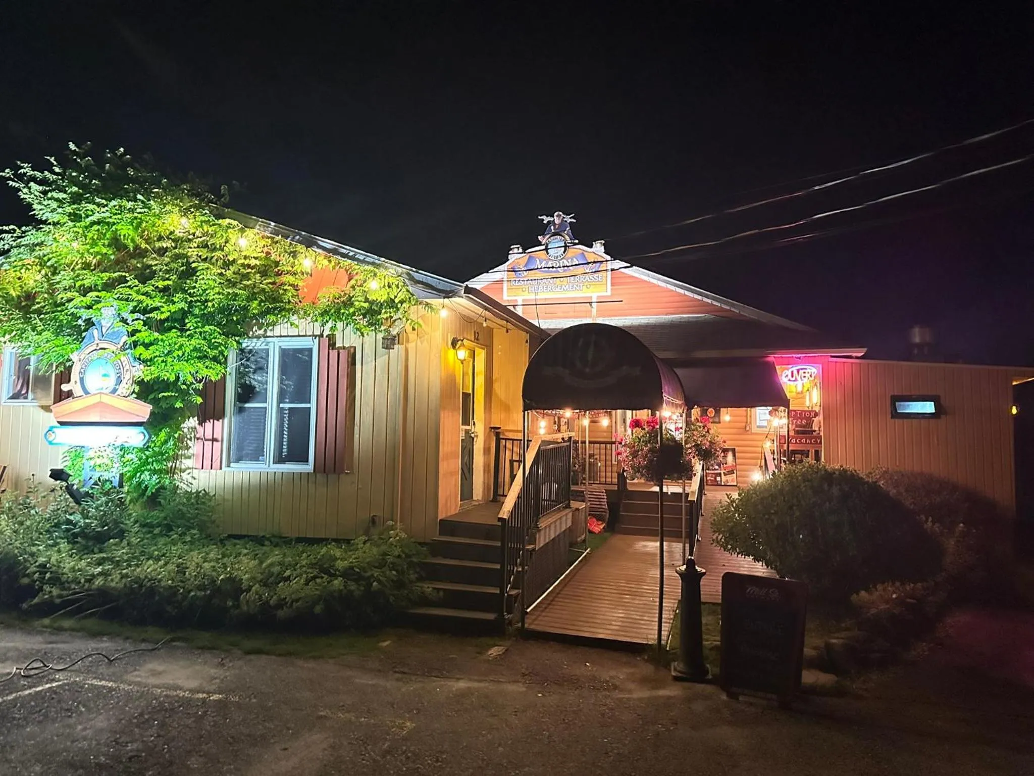 Property building in Auberge et Chalets sur le Lac