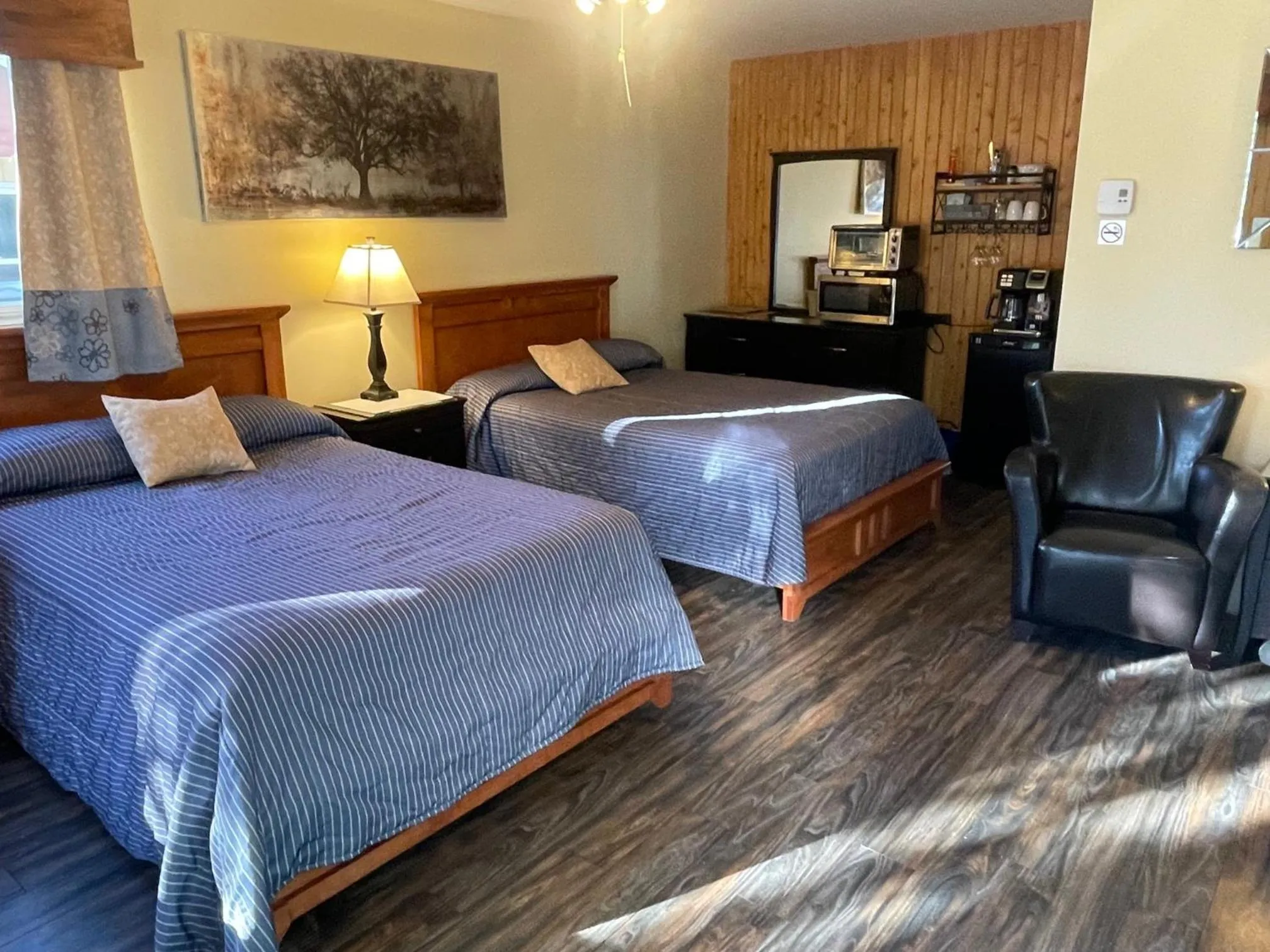 Bedroom, Bed in Auberge et Chalets sur le Lac