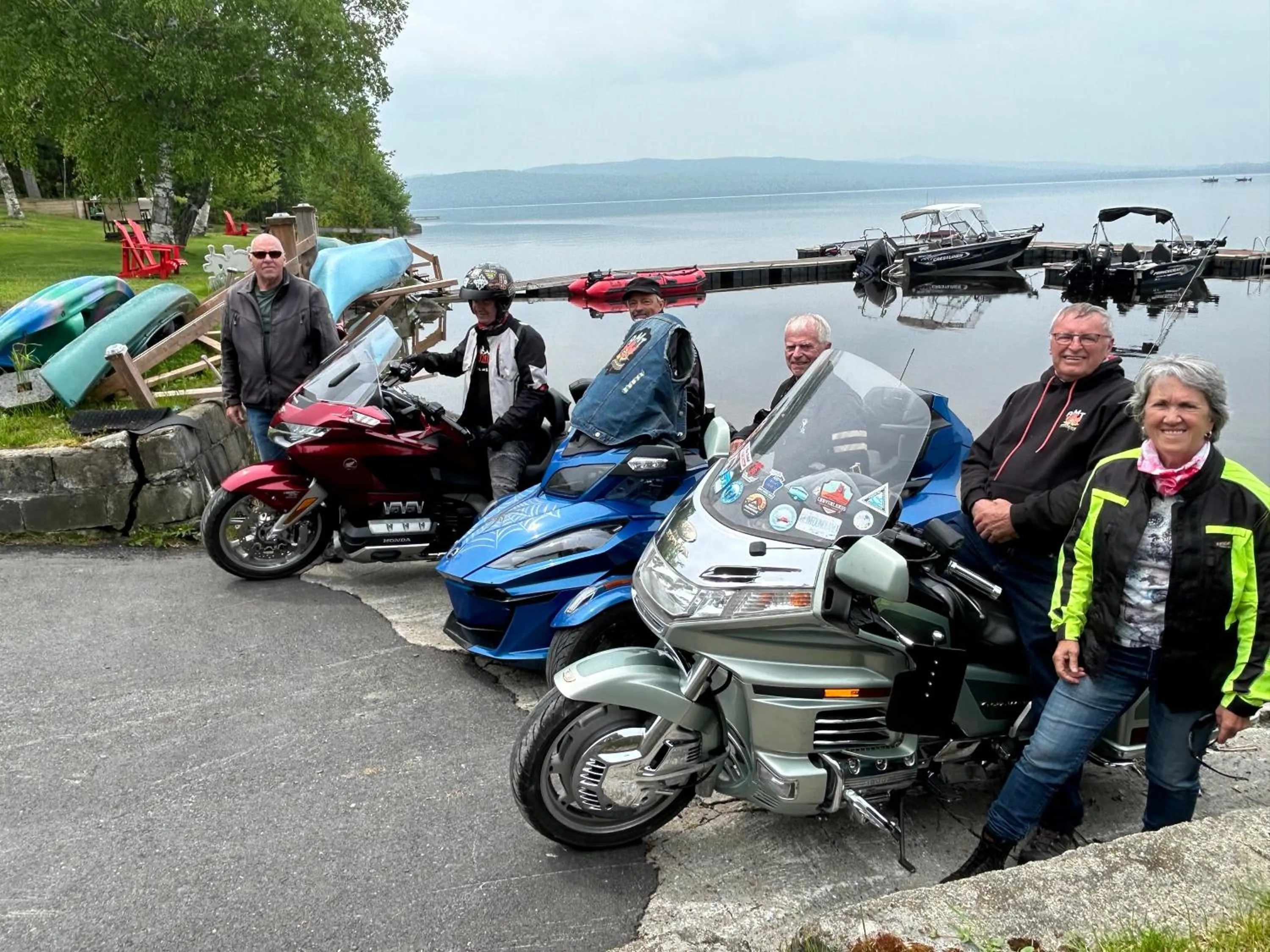 group of guests in Auberge et Chalets sur le Lac