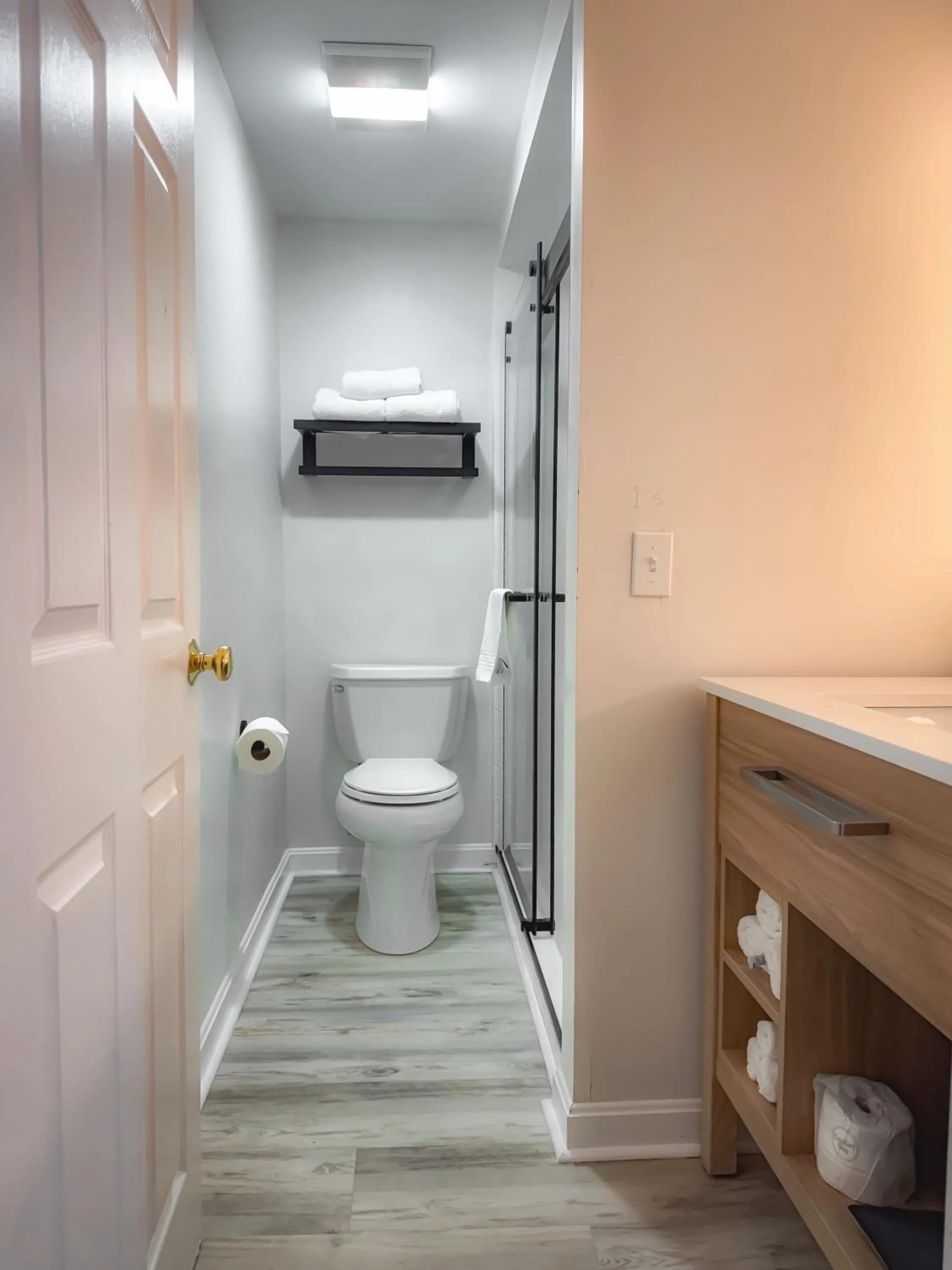 Bathroom in The Earl of Sandwich Motel