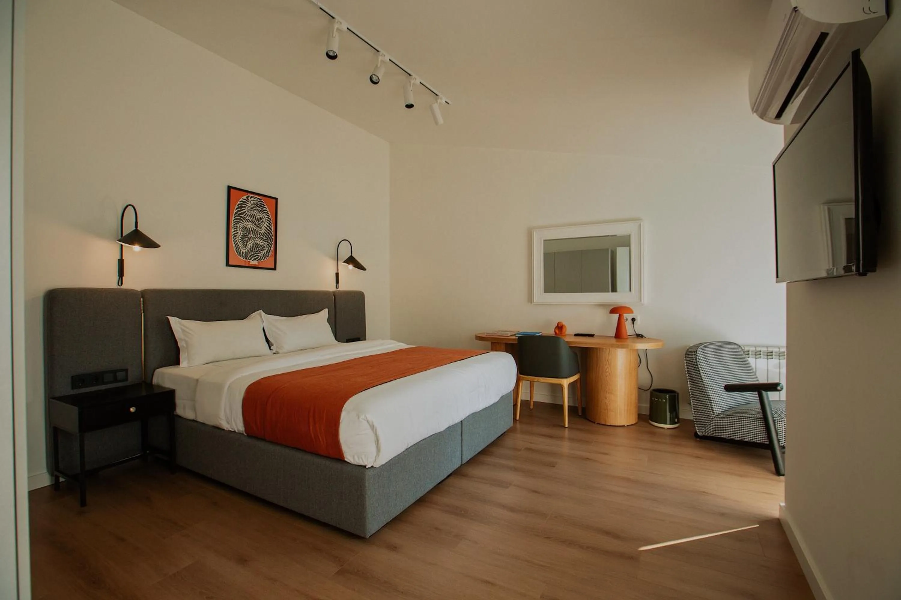 Communal lounge/ TV room, Bed in Artifact Apart Hotel