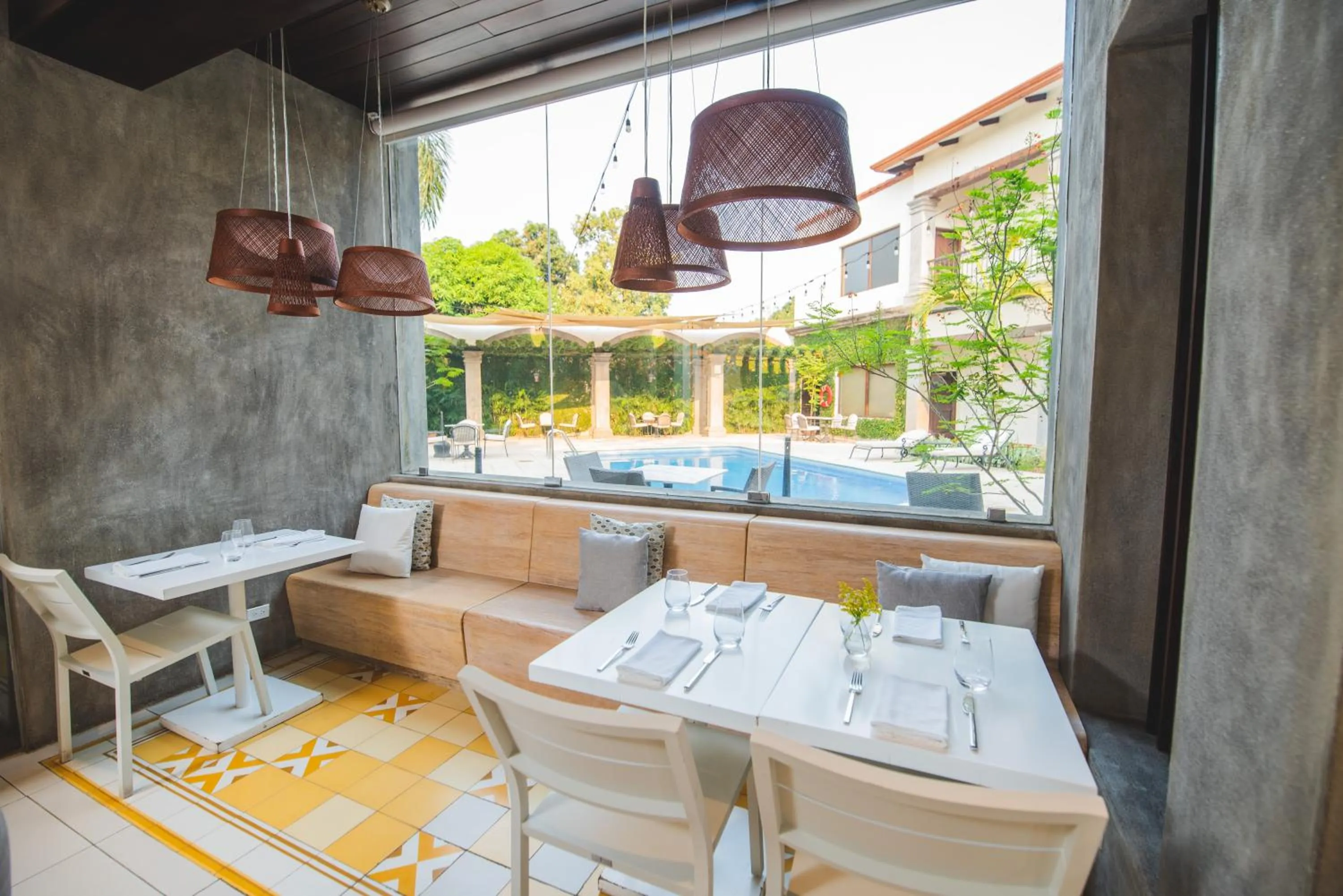 Restaurant/places to eat in Hotel Los Portales