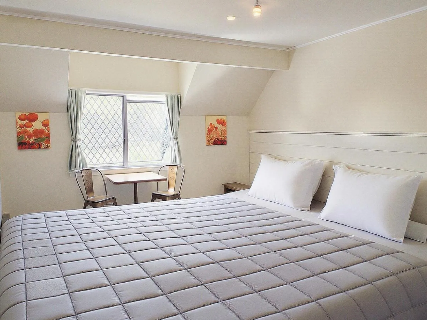 Bed in Drury Motor Lodge