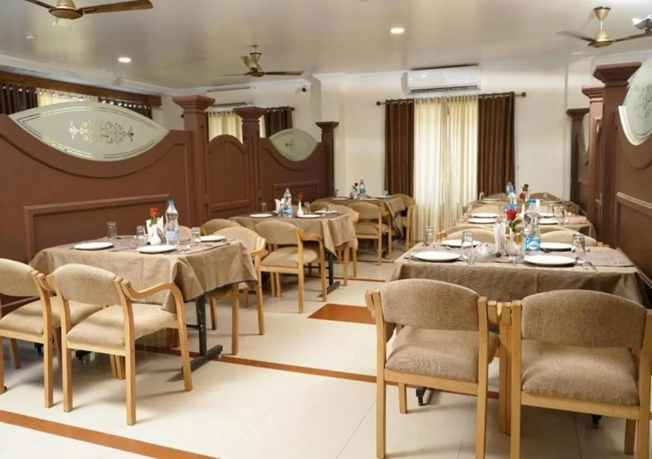Restaurant/places to eat in Malanadu Tourist Home